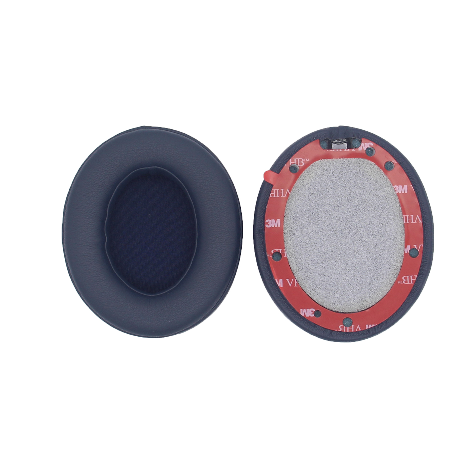 Dwie niebieskie poduszki nauszne do słuchawek, jedna z widoczną strukturą wewnętrzną.