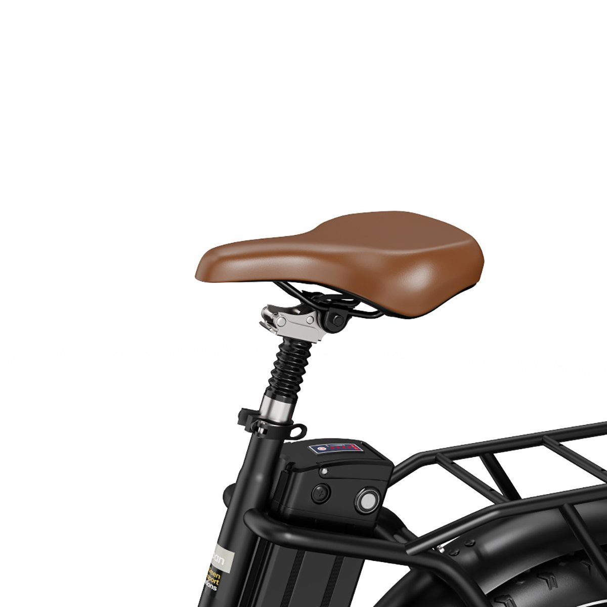 Brązowe siodełko rowerowe na czarnej ramie z czarną baterią, białe tło.