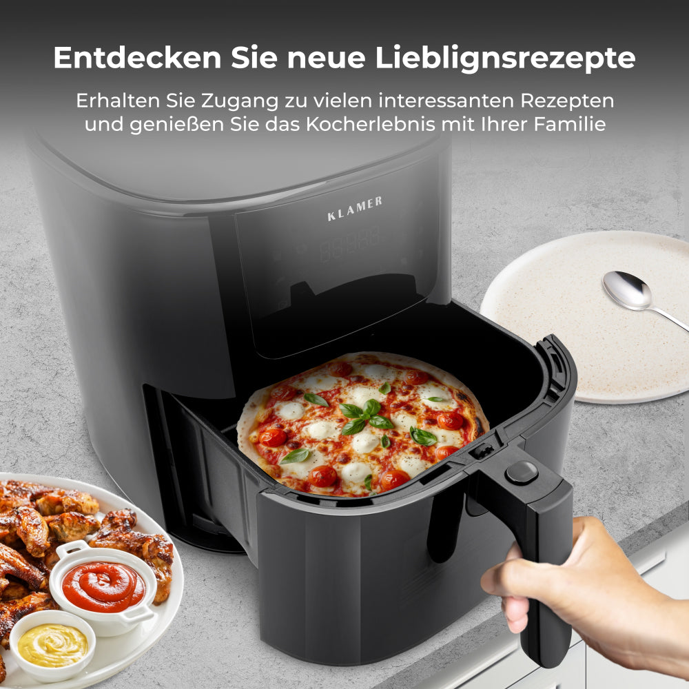 Eine Pizza in einem Heißluftfritteusenkorb, mit Soßen und frittierten Speisen auf der Theke. Hand hält Korb.