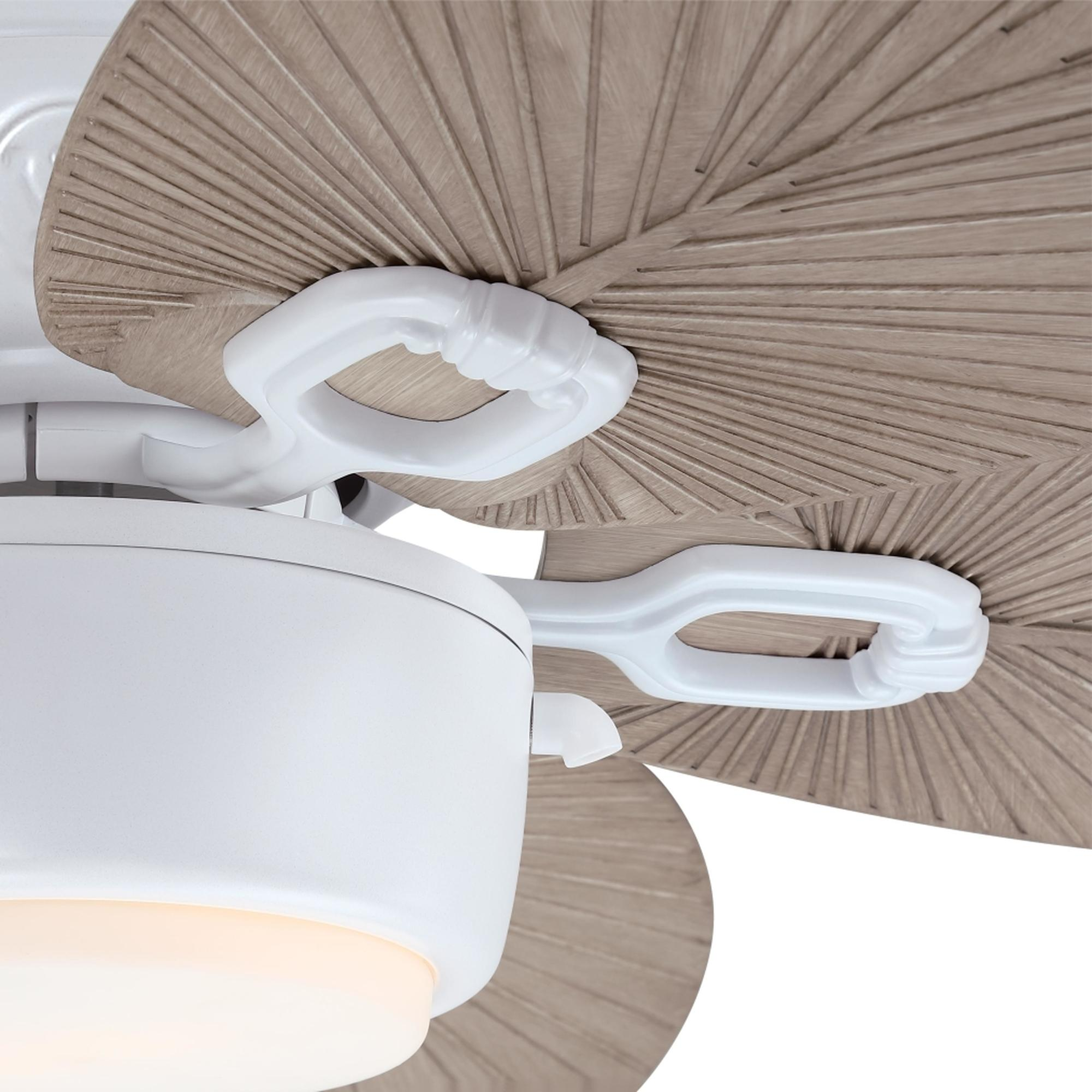Nahaufnahme eines weißen Deckenventilators mit hellbraunen Blättern und einem zentralen Lichtelement.
