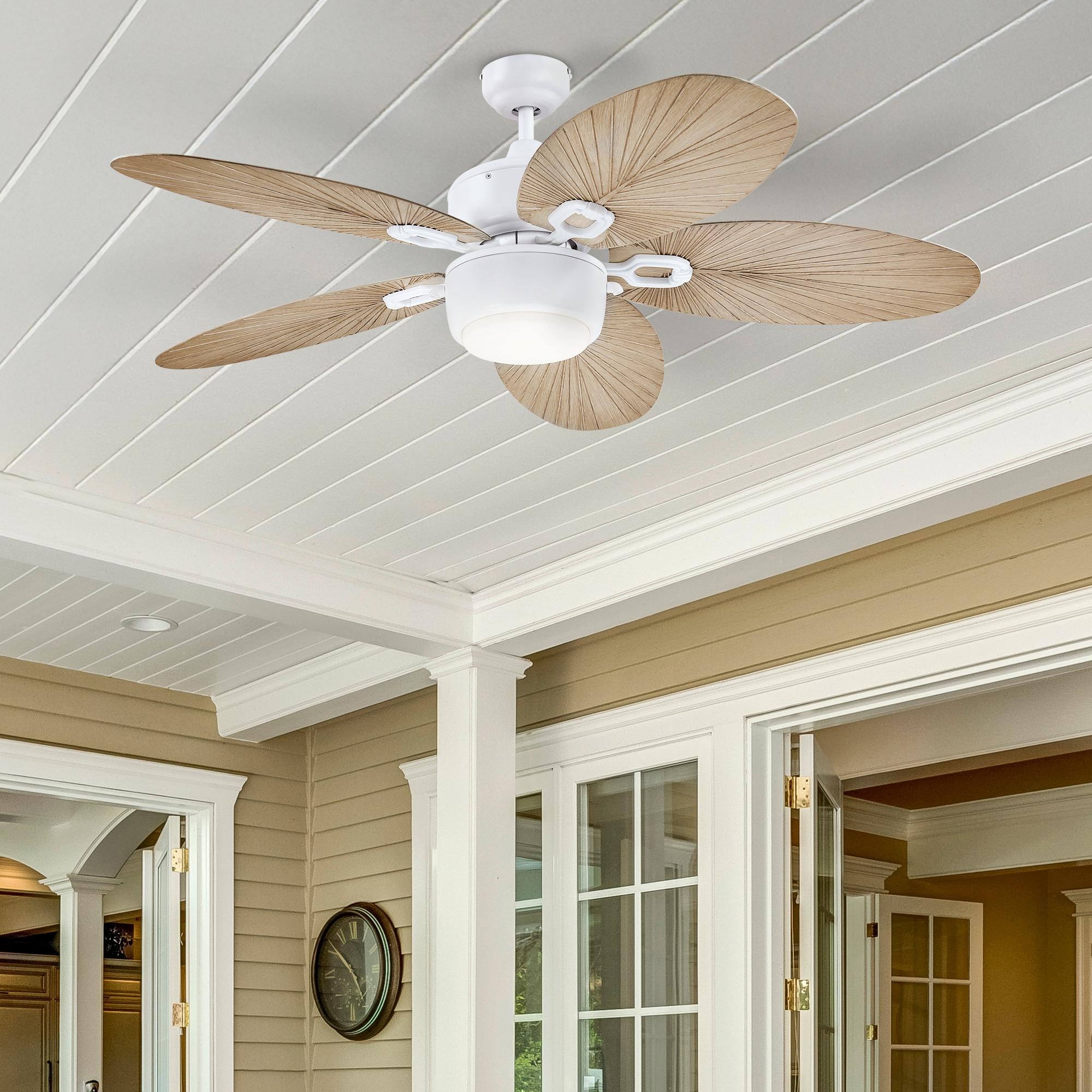 Deckenventilator mit Holzoptik-Flügeln und einer Leuchte. Weiße Decke und Verkleidung.