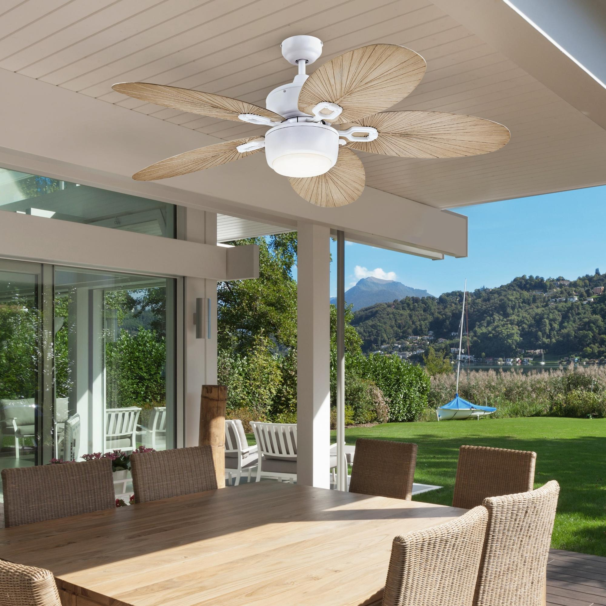 Terrasse mit Deckenventilator. Holzflügel, weiße Decke und Gartenmöbel. Malerische Aussicht.