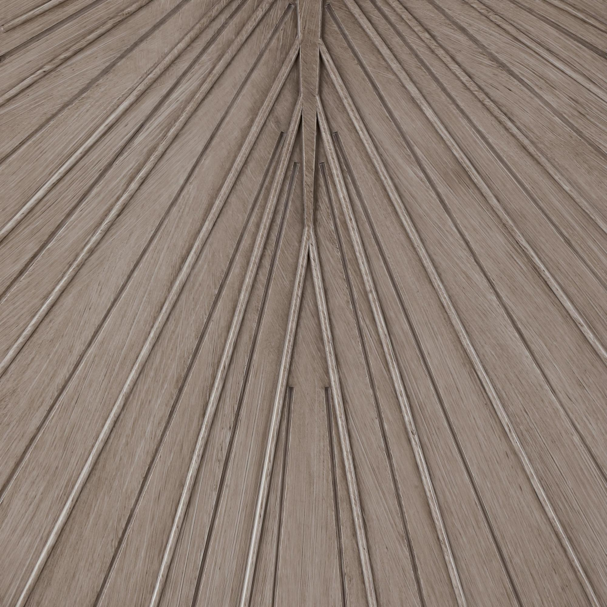 Nahaufnahme eines Holz-Ventilatorblattes. Merkmale sind schmale Rillen und eine strukturierte Oberfläche.