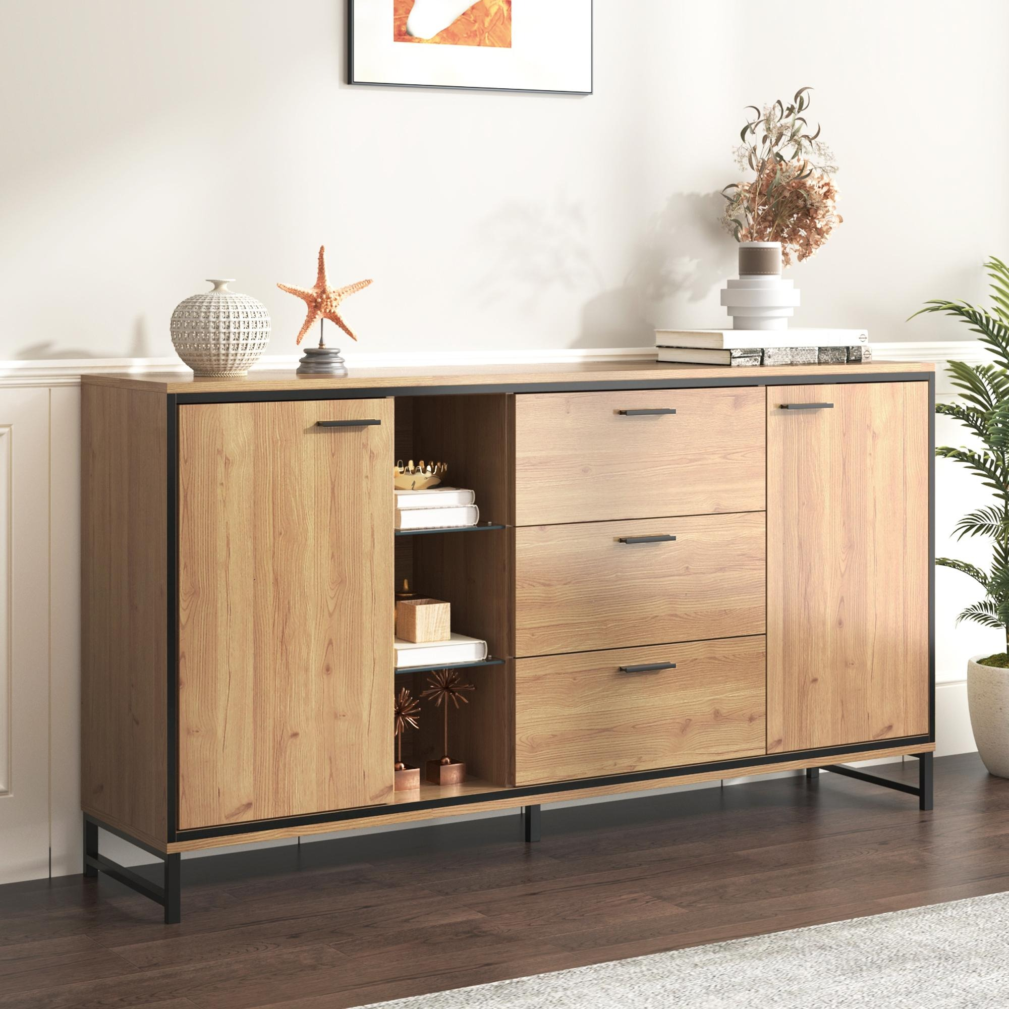 Holzsideboard mit schwarzem Rand. Schubladen, Schranktüren und offene Regale. Graue Wand, Teppich, Vase.