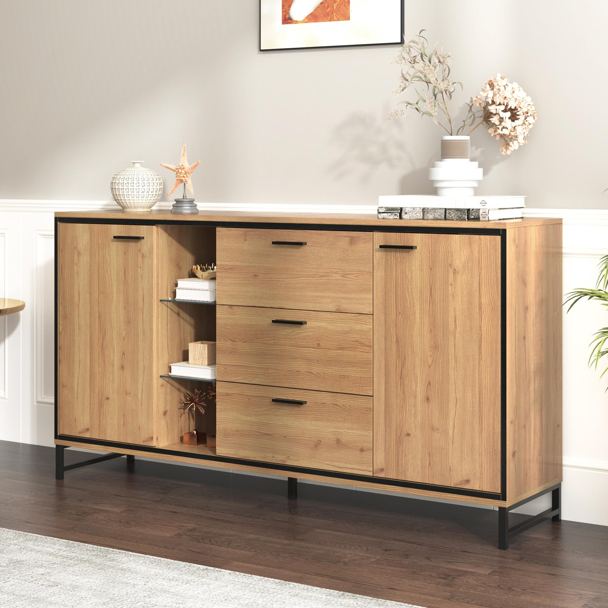 Holzsideboard mit schwarzem Rand. Schubladen, Schranktüren und offene Regale. Holzboden.