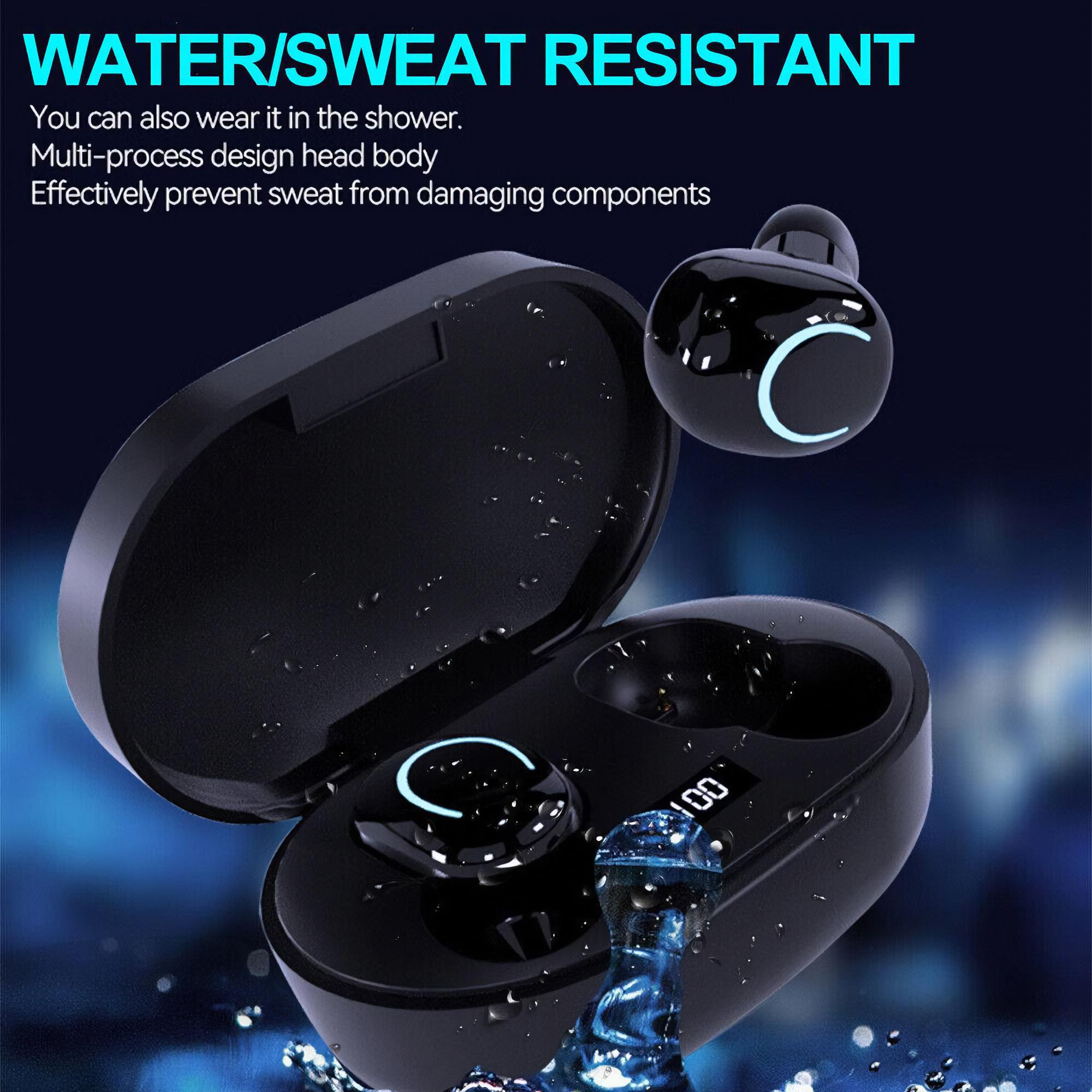 Schwarze Ohrhörer in einem Ladecase. Text: Wasser-/schweißbeständig. Multi-Prozess-Design-Kopf.