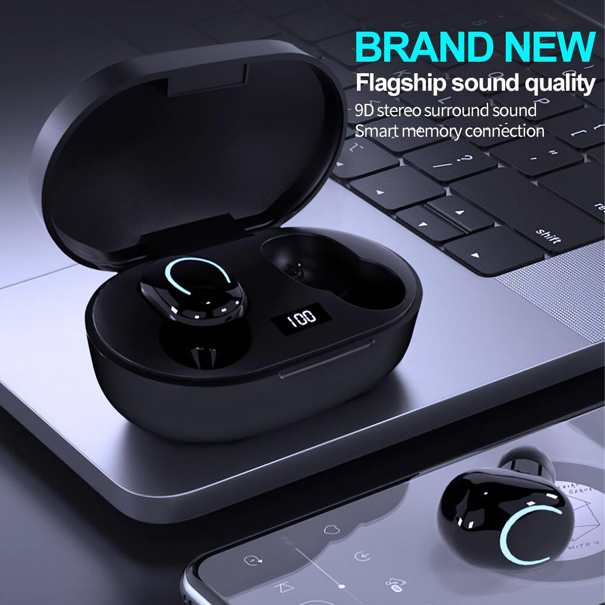 Schwarze Ohrhörer in offenem Ladecase. Text: Brand New, Flagship sound quality. Smartphone im Hintergrund.