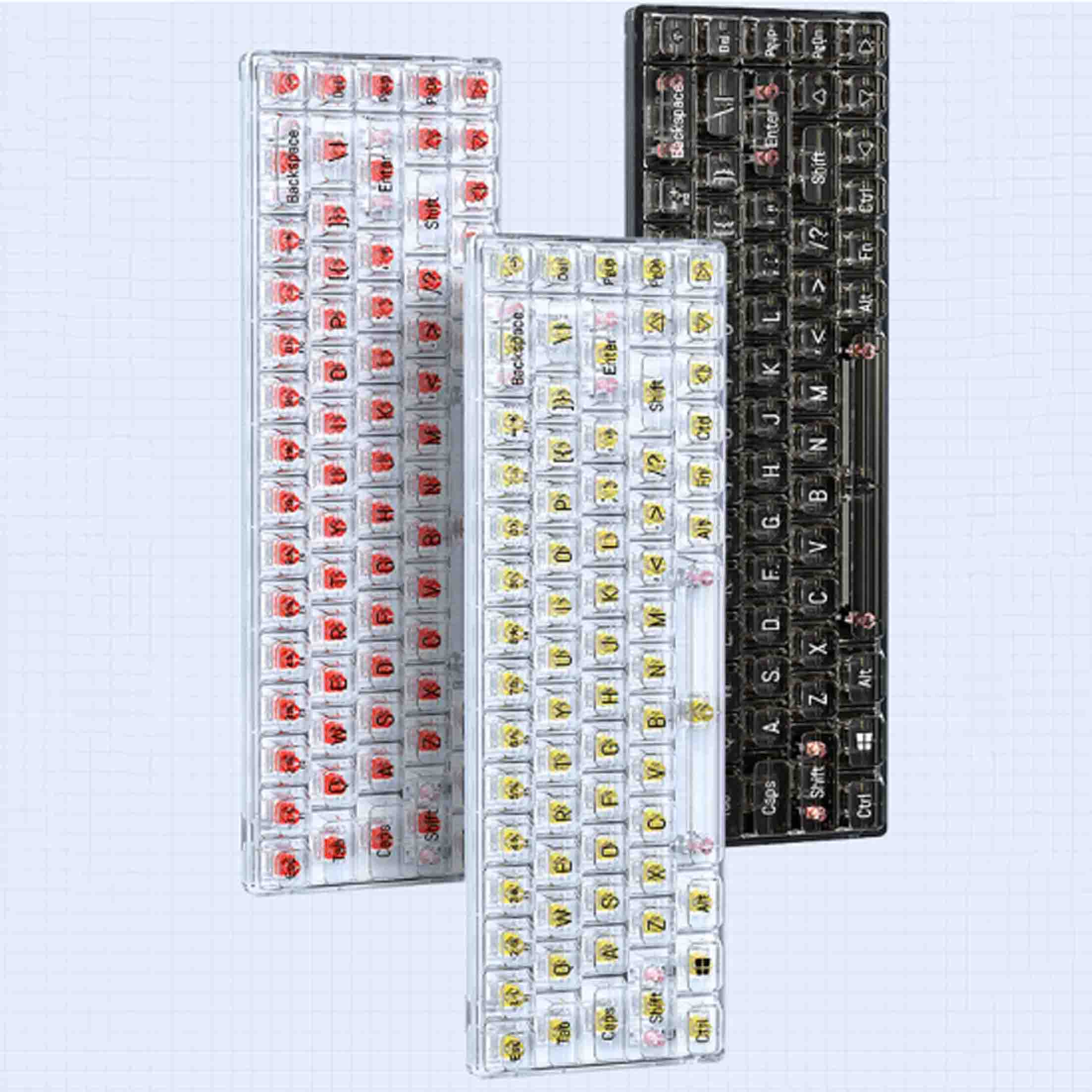 Trzy przezroczyste klawiatury z klawiszami w różnych kolorach, ustawione pionowo.