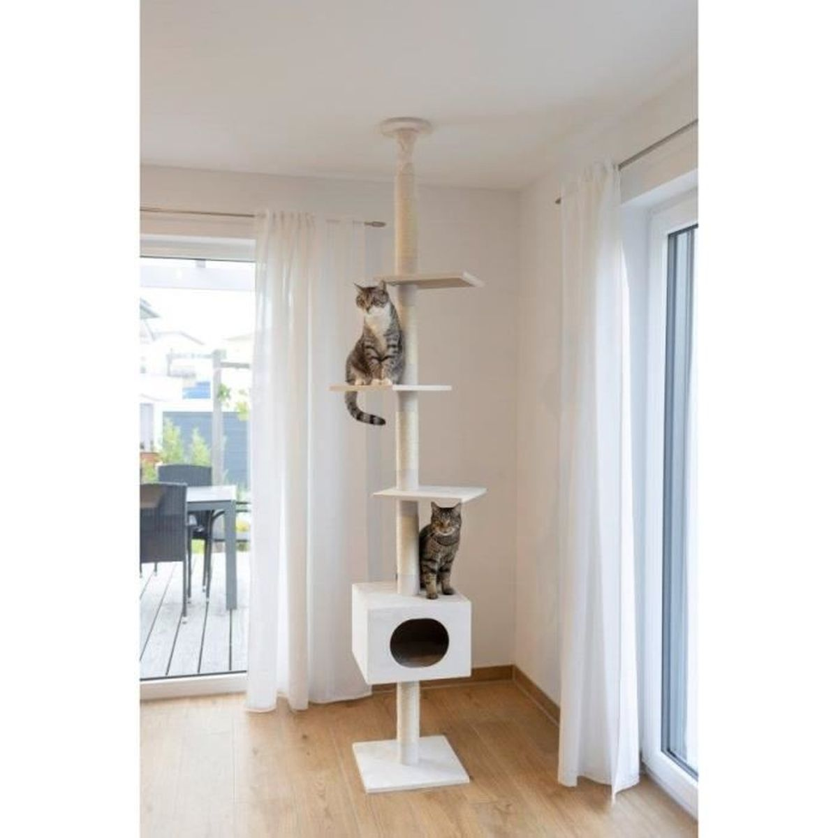 Zwei getigerte Katzen auf einem mehrstöckigen Kratzbaum. Der Baum ist weiß, mit Kratzpfosten und Plattformen.