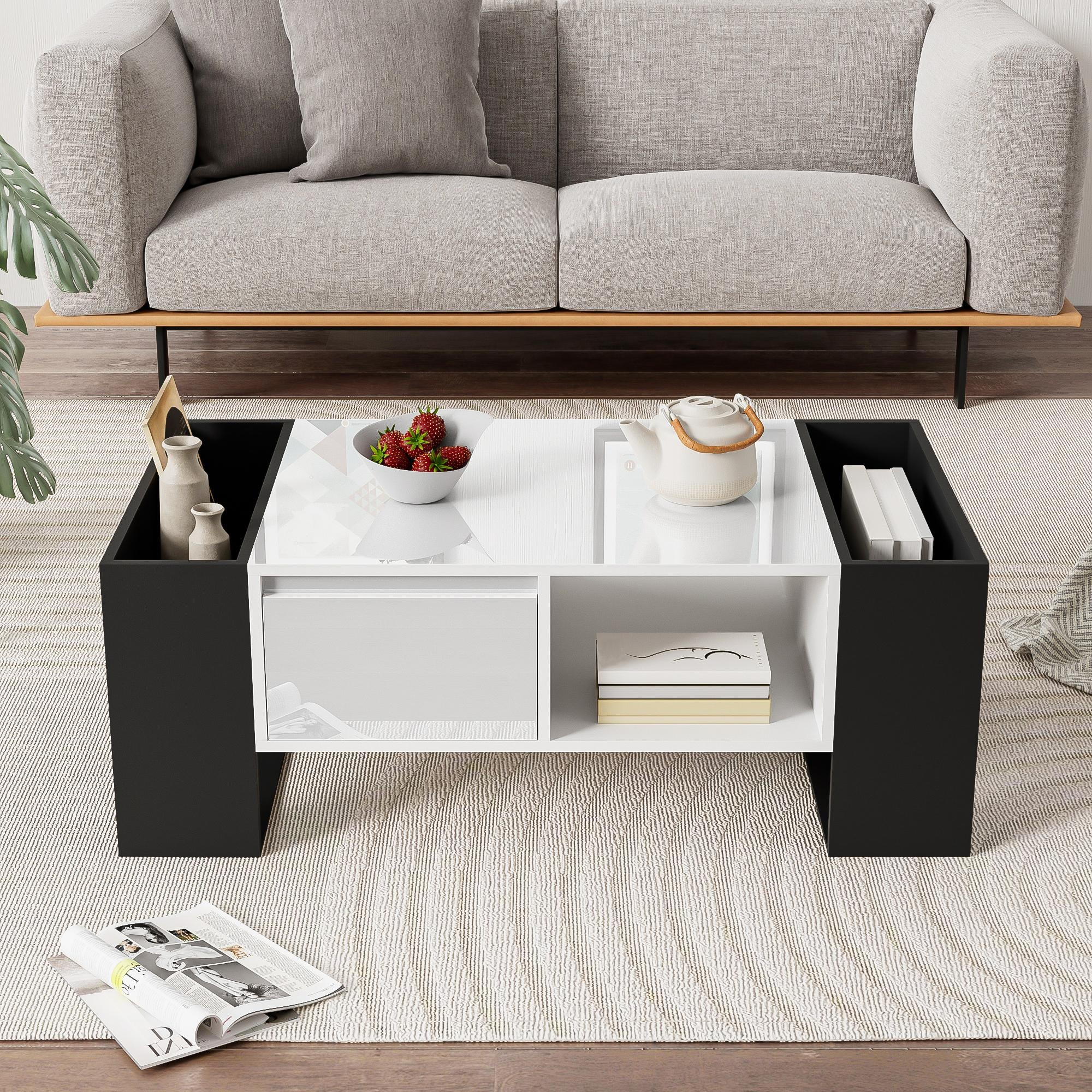 Couchtisch mit Gegenständen, Sofa und Teppich im Hintergrund.