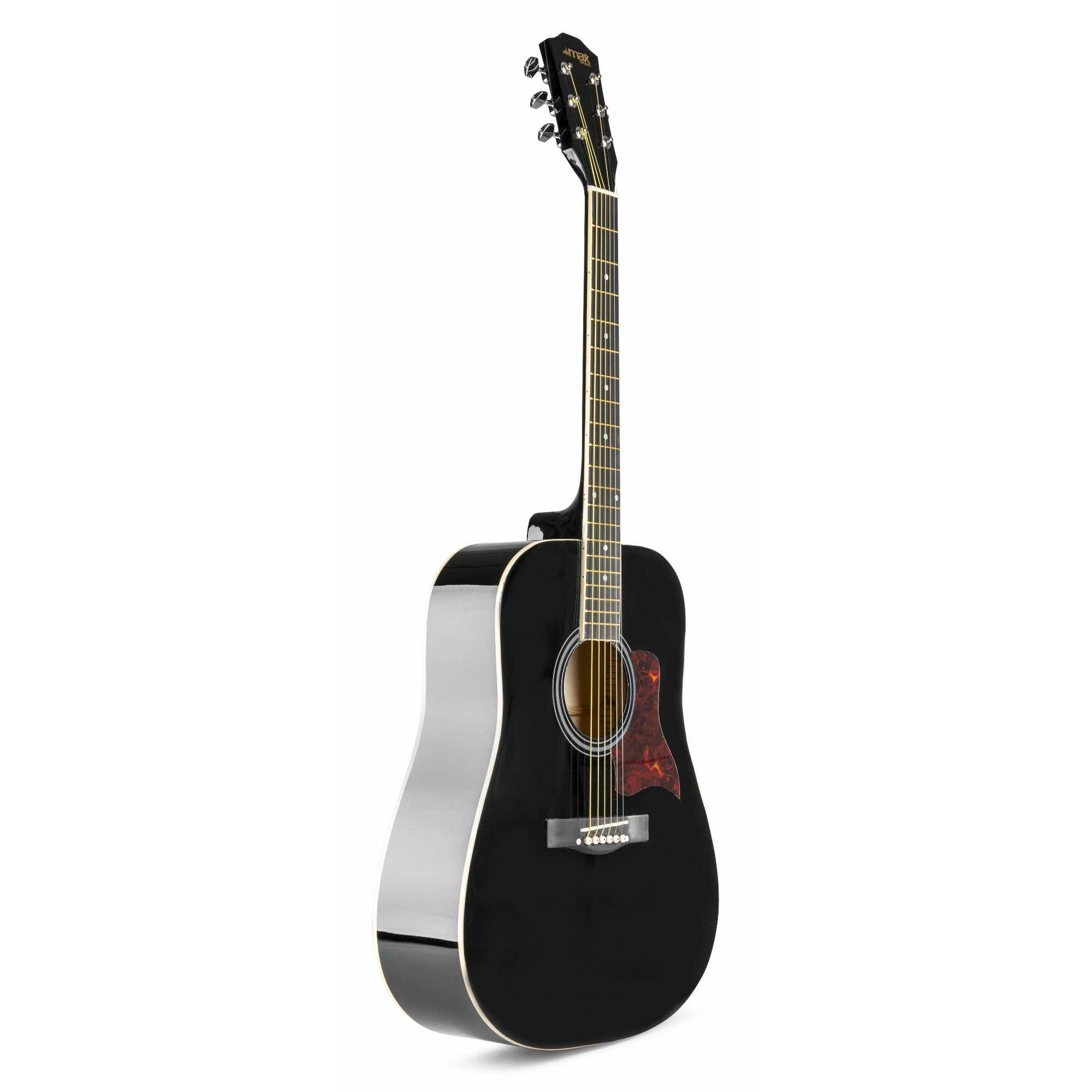 Zwarte akoestische gitaar met een donkerrode slagplaat, staand tegen een witte achtergrond.