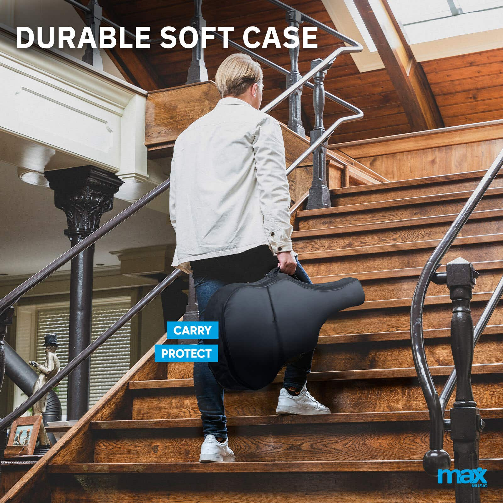 Blonder Mann trägt einen schwarzen Gitarrenkoffer die Holztreppe hinauf. Text: 'Durable Soft Case'.