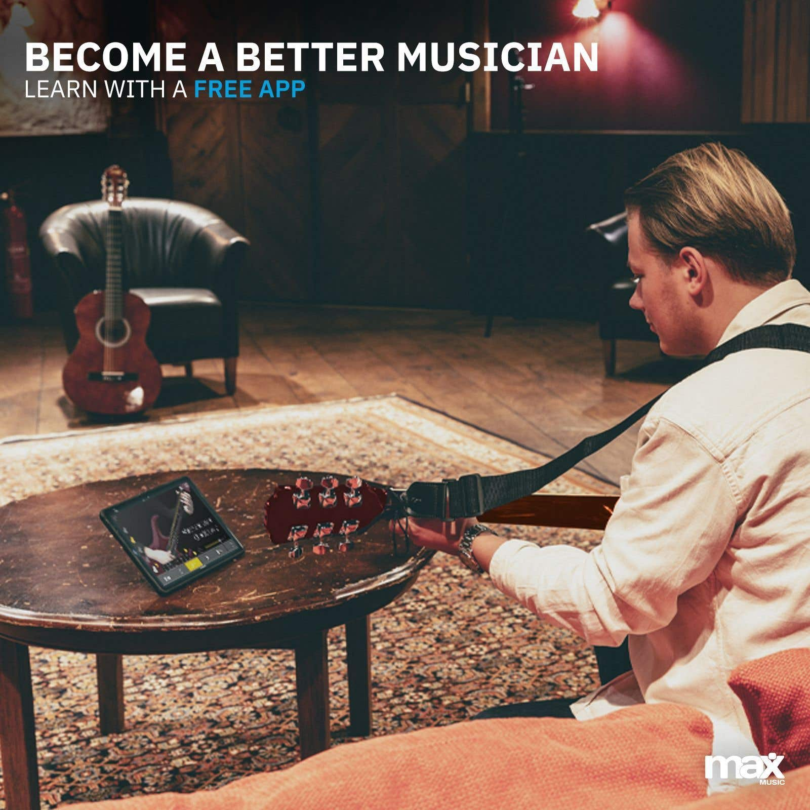 Een man speelt gitaar, met een app op een tablet, naast een andere gitaar, op een tafel.