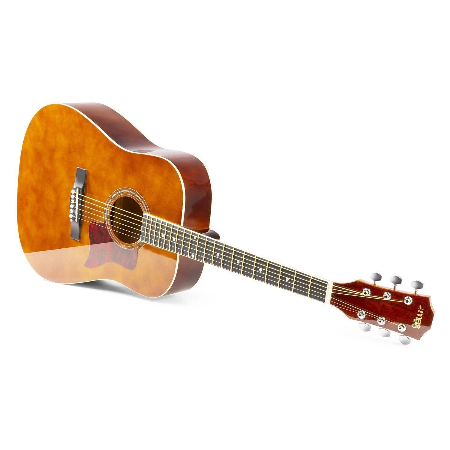 Akoestische gitaar tegen witte achtergrond. Bruine kleur, rode slagplaat.
