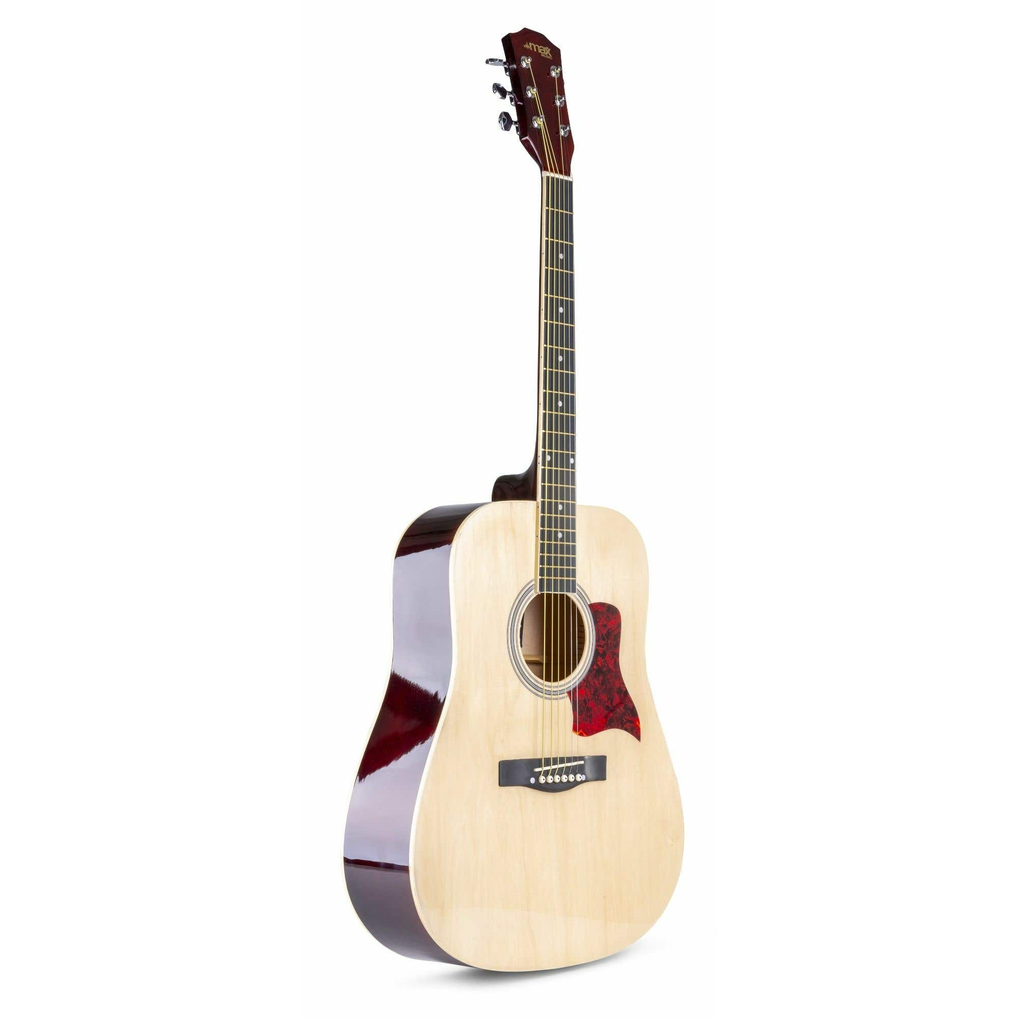 Akoestische gitaar met lichte houten body, donkere kop en rode slagplaat. Witte achtergrond.