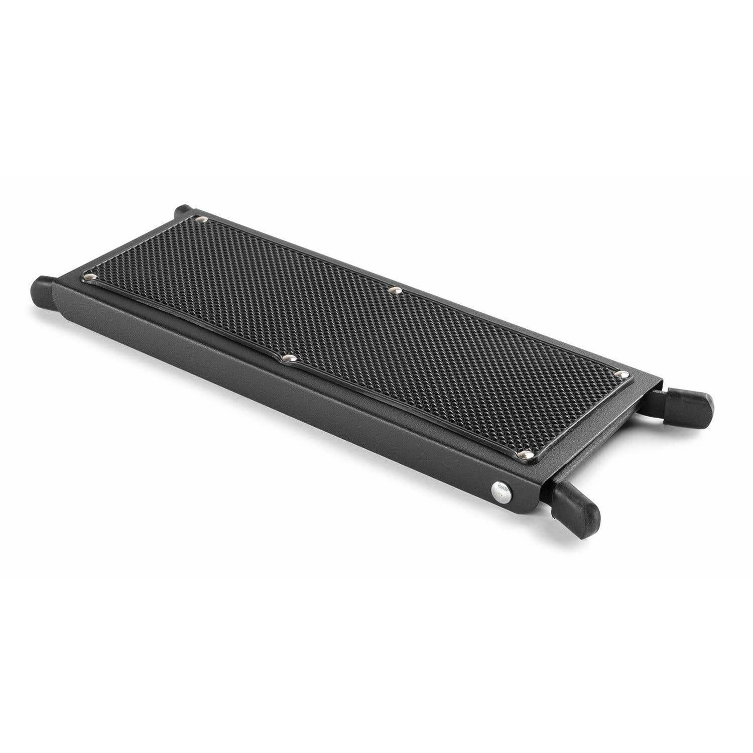Un reposapiés rectangular negro con superficie de malla y patas pequeñas, visto en ángulo.
