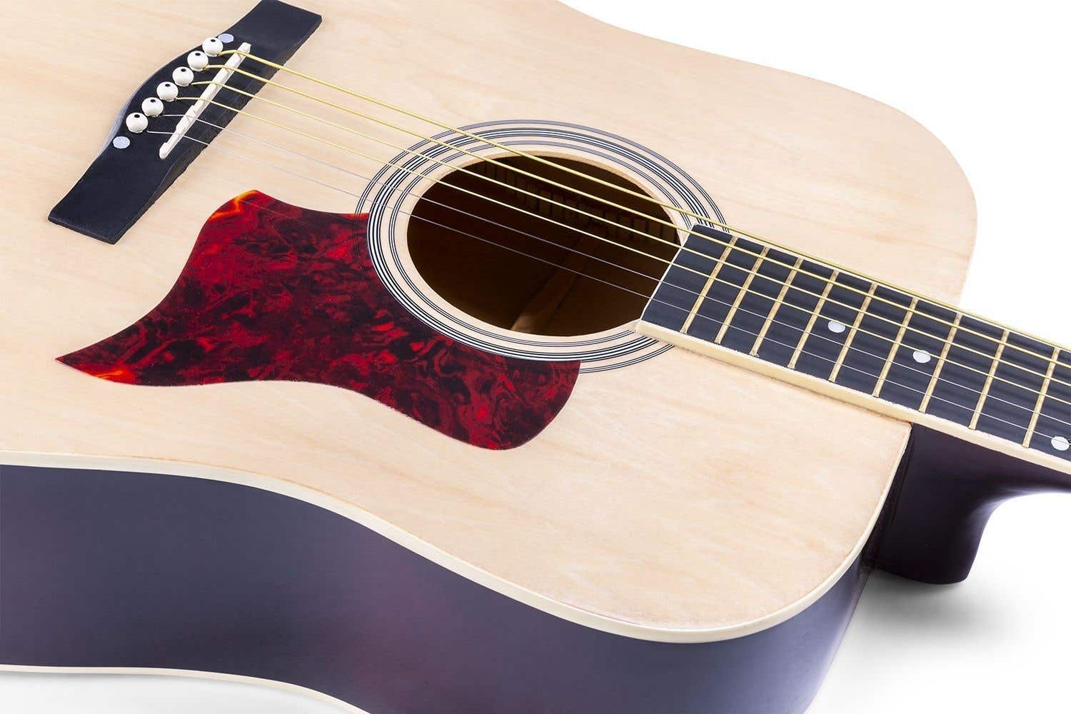 Close-up van een houten akoestische gitaar met een rode slagplaat.