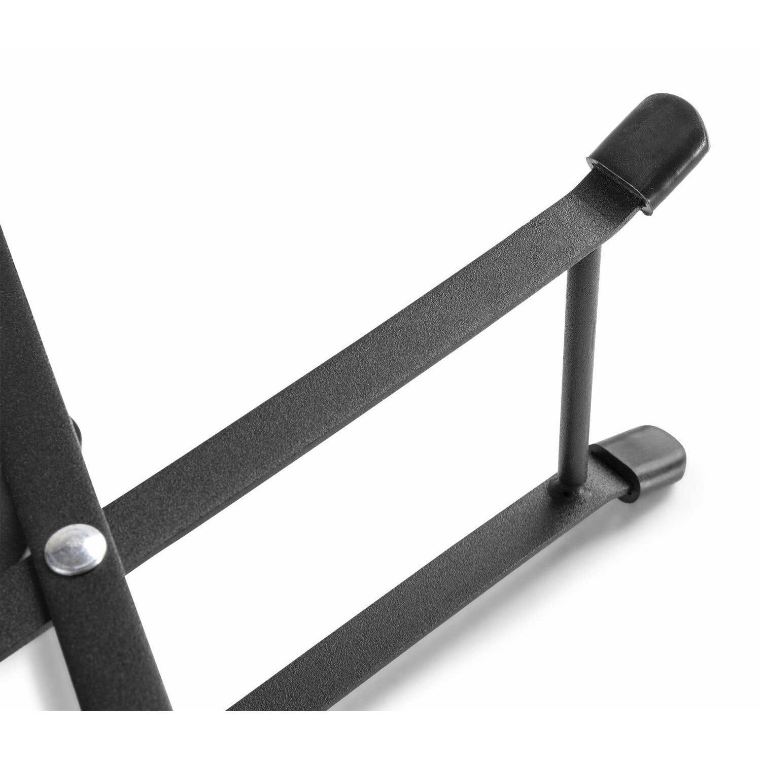 Soporte de guitarra de metal negro. Es un diseño plegable con soportes de goma en la parte superior.