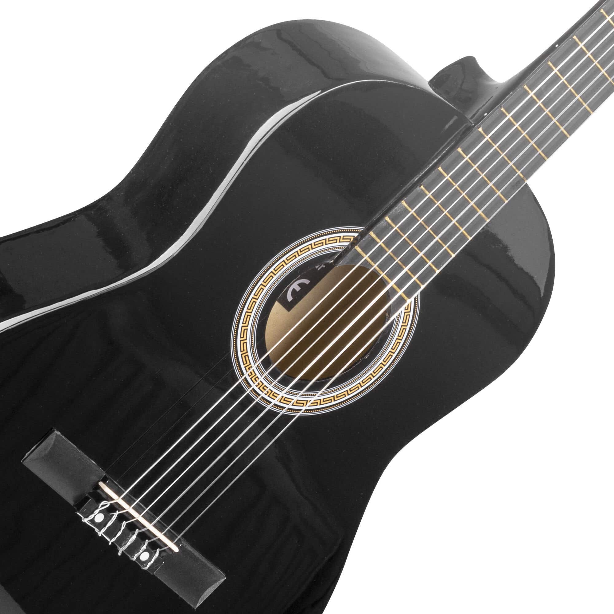 Guitarra clásica negra, vista en ángulo. Se ven la boca y las cuerdas. Fondo blanco.