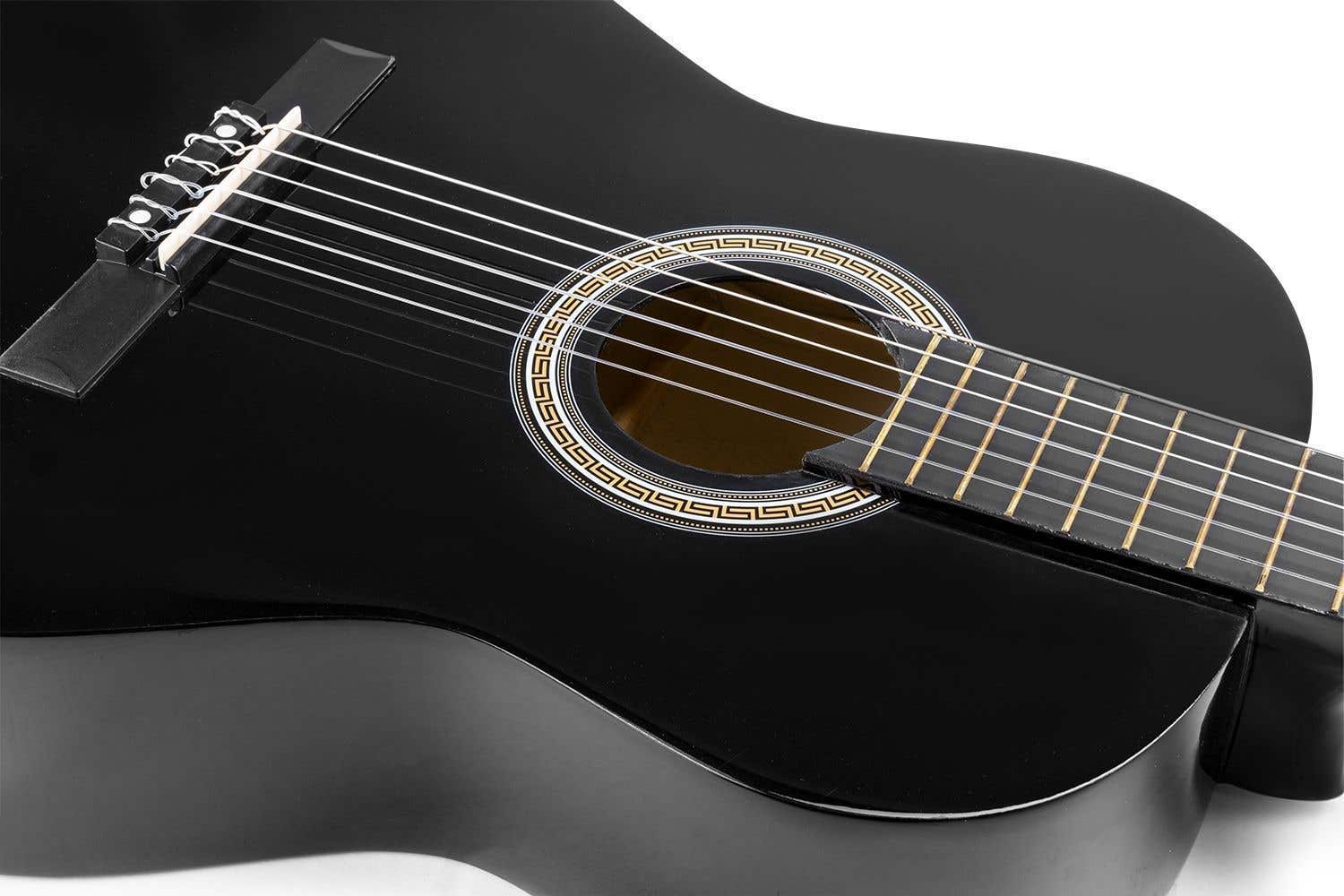 Primer plano del cuerpo de una guitarra clásica negra. La boca y las cuerdas están enfocadas.