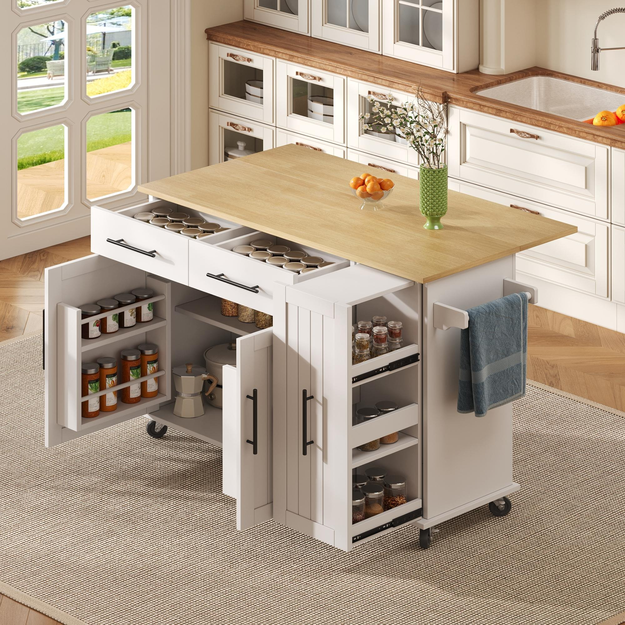 Kücheninsel mit offenem Schrank. Enthält Gläser, Gewürze und einen Handtuchhalter. Holzplatte und weißer Schrank.