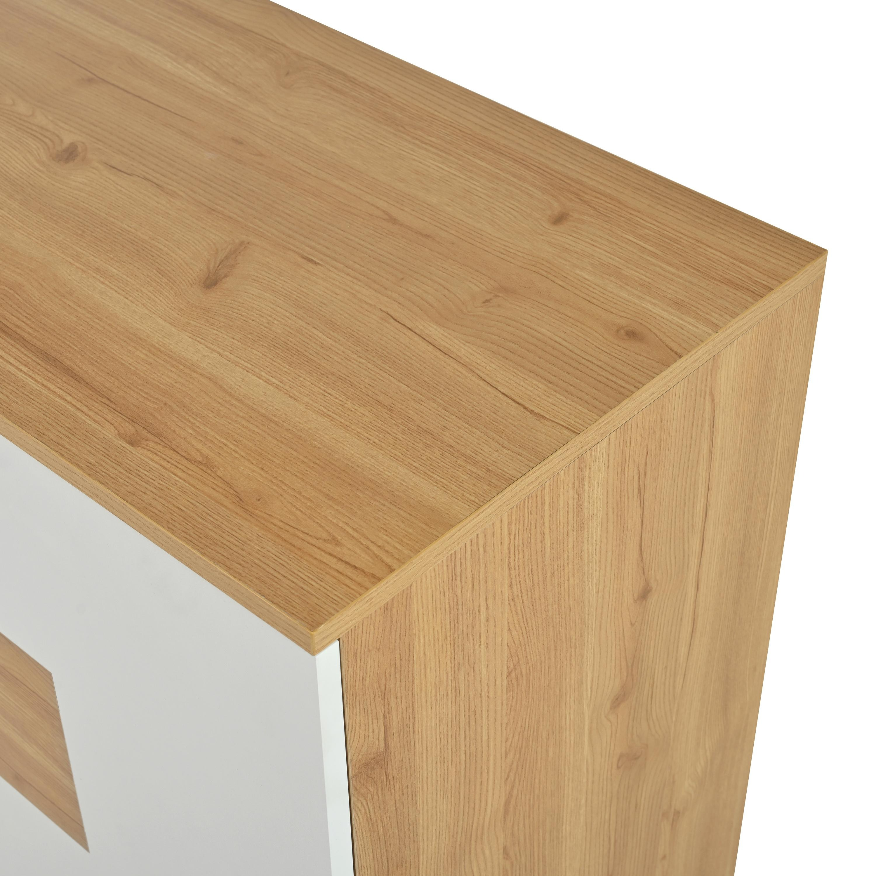Nahaufnahme einer Holzkantenecke des Schranks. Die Maserung ist sichtbar.