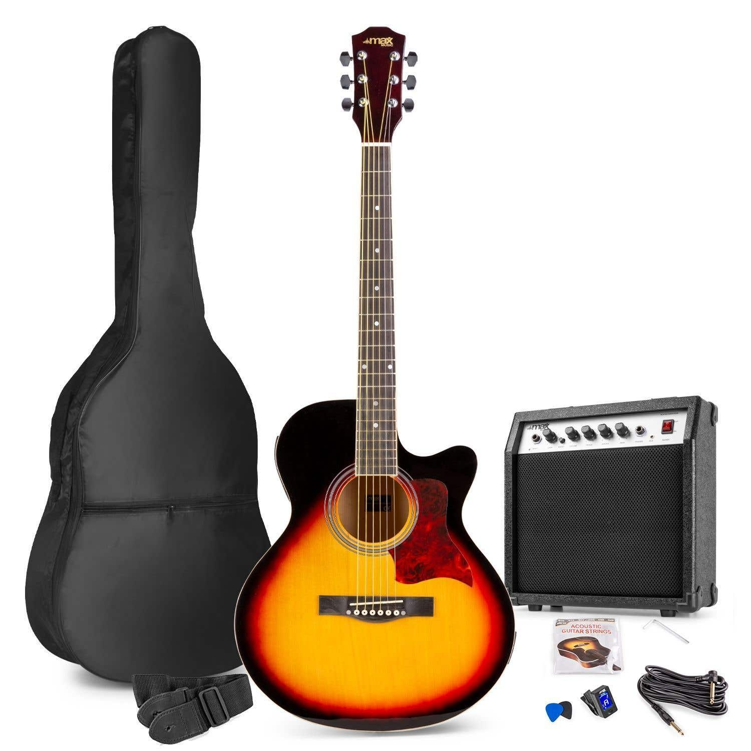 Akoestische gitaar, versterker, koffer, riem en accessoires op een wit oppervlak.