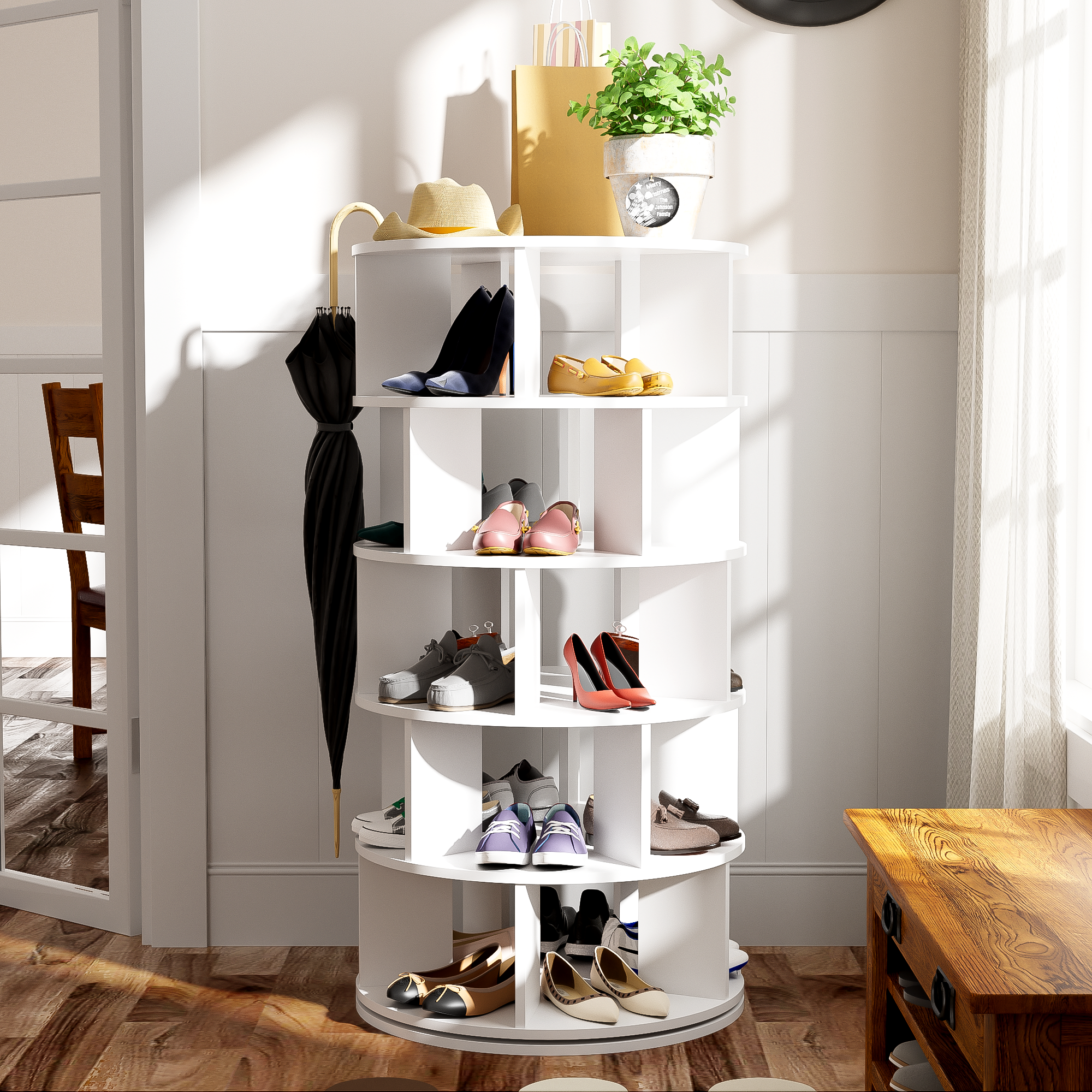 Weißer Schuhständer mit Schuhen, Regenschirm, Hut und einer Uhr an der Wand.