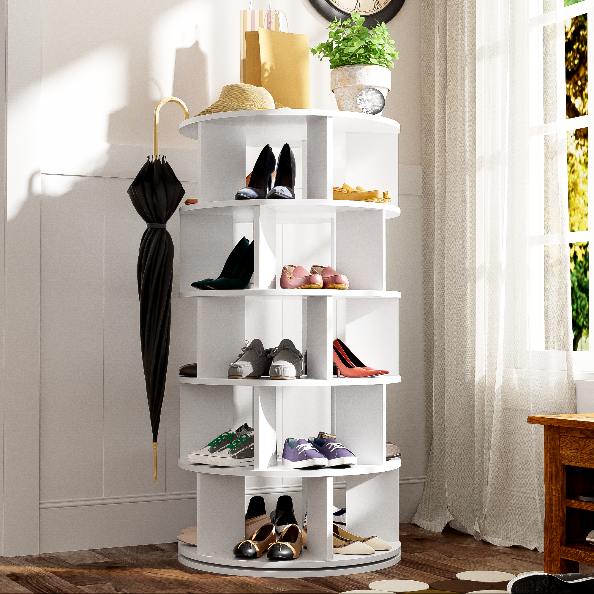 Weißer Schuhständer mit Schuhen, Regenschirm, Hut und einer Uhr an der Wand.