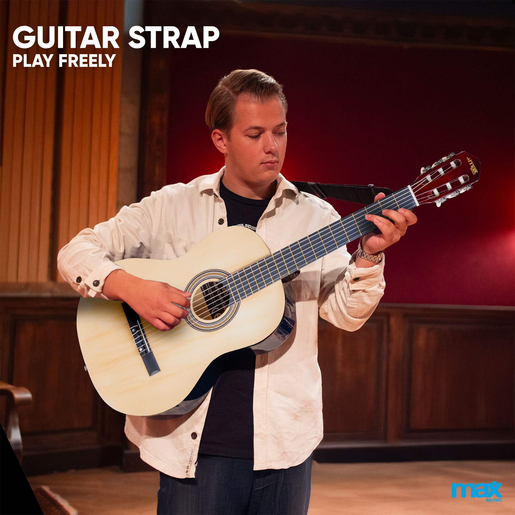 Mann spielt Gitarre, trägt ein weißes Hemd, mit den Worten 'Gitarrengurt' im Bild.