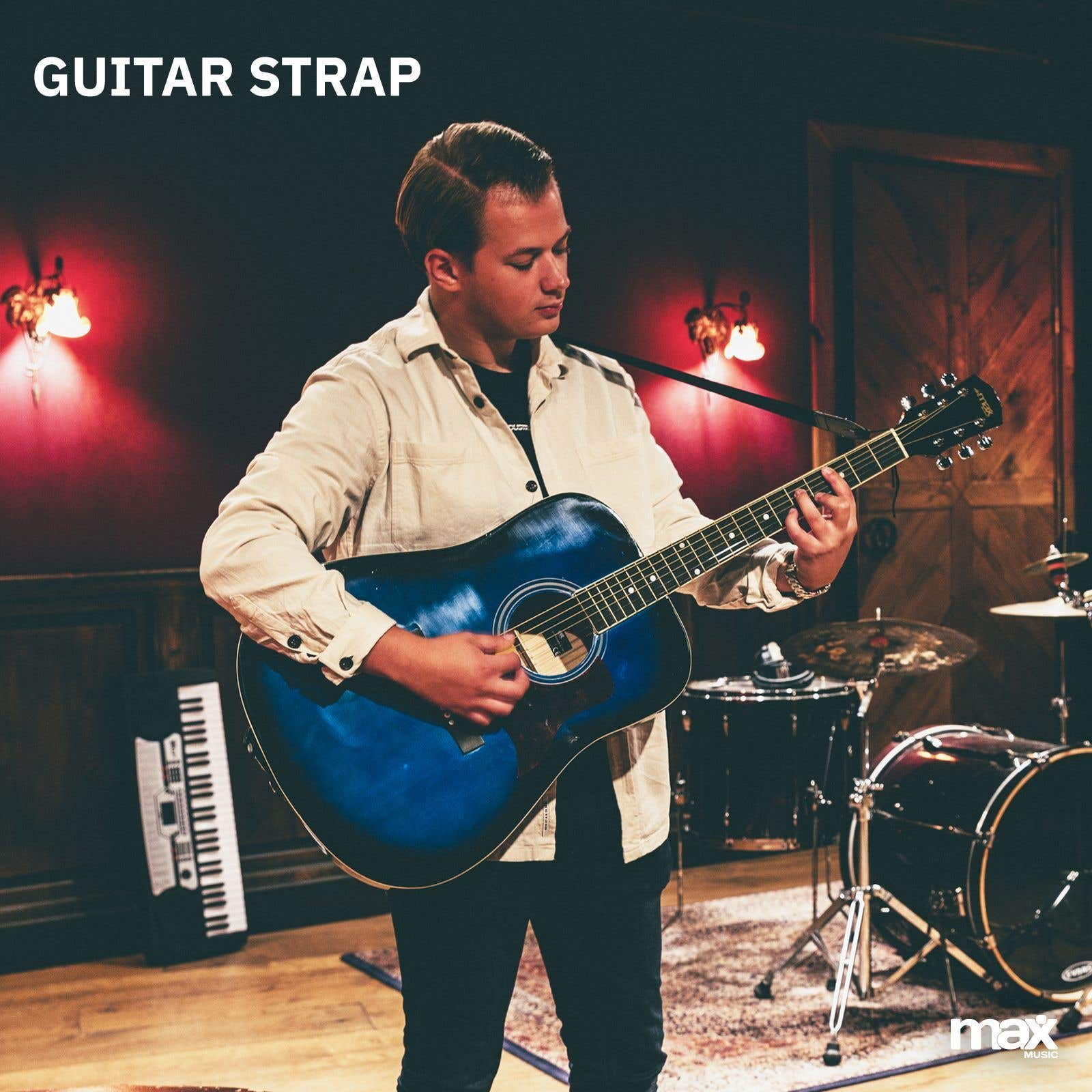 Een man bespeelt een blauwe akoestische gitaar. Een gitaarband is zichtbaar. De achtergrond is donker.