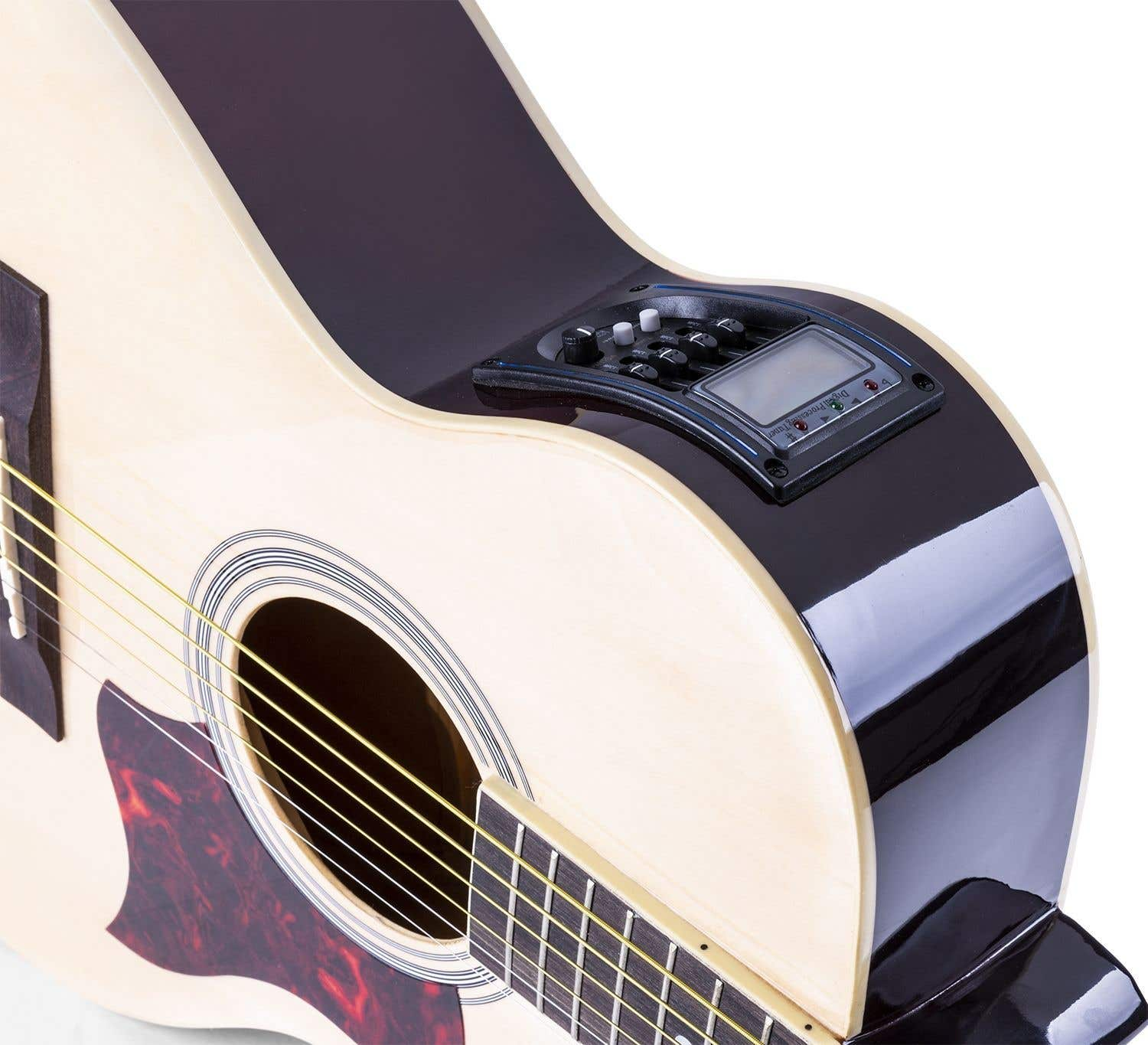 Nahaufnahme des Korpus einer Akustikgitarre, mit Schallloch und Stimmkontrollen.