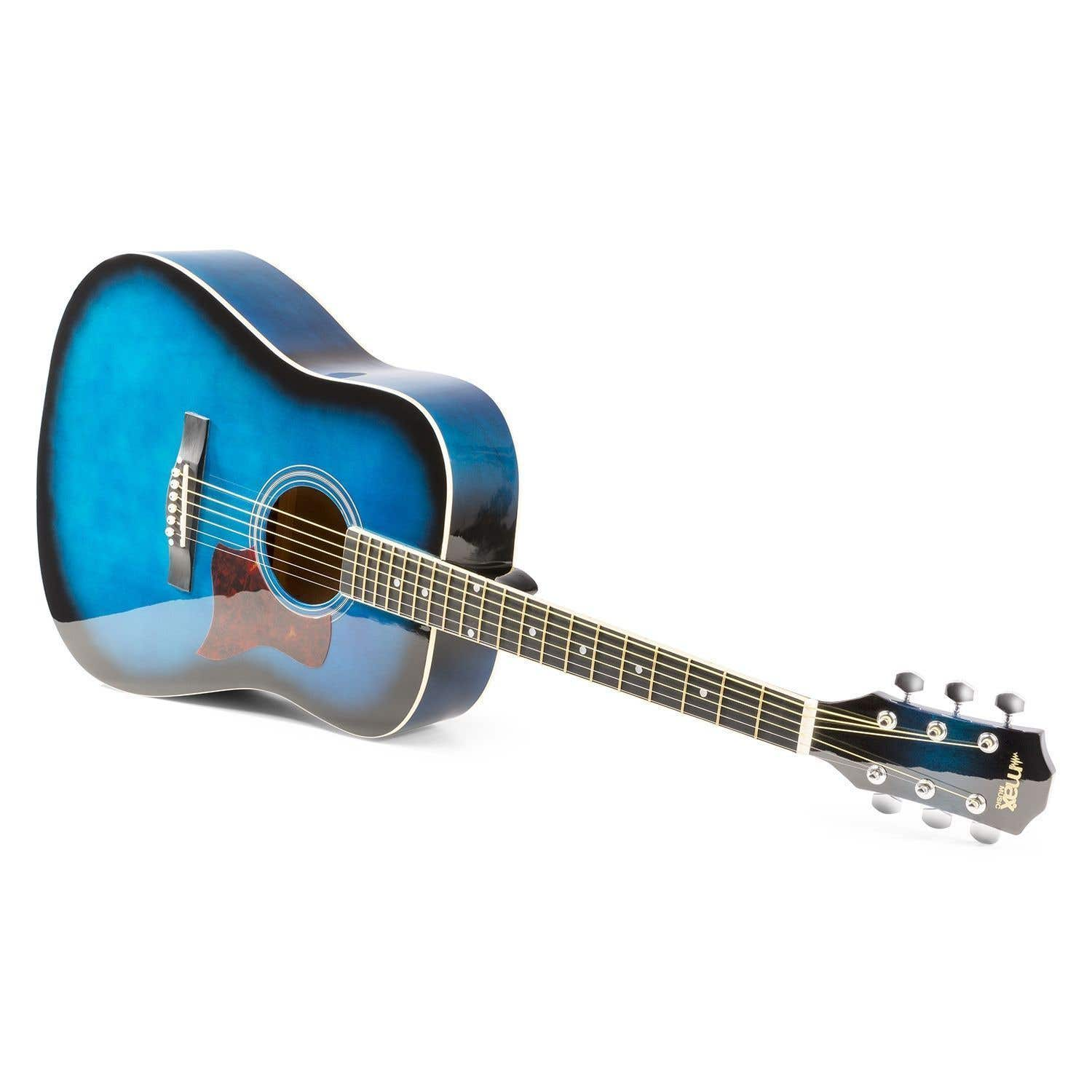 Blauwe akoestische gitaar, schuin, op witte achtergrond.