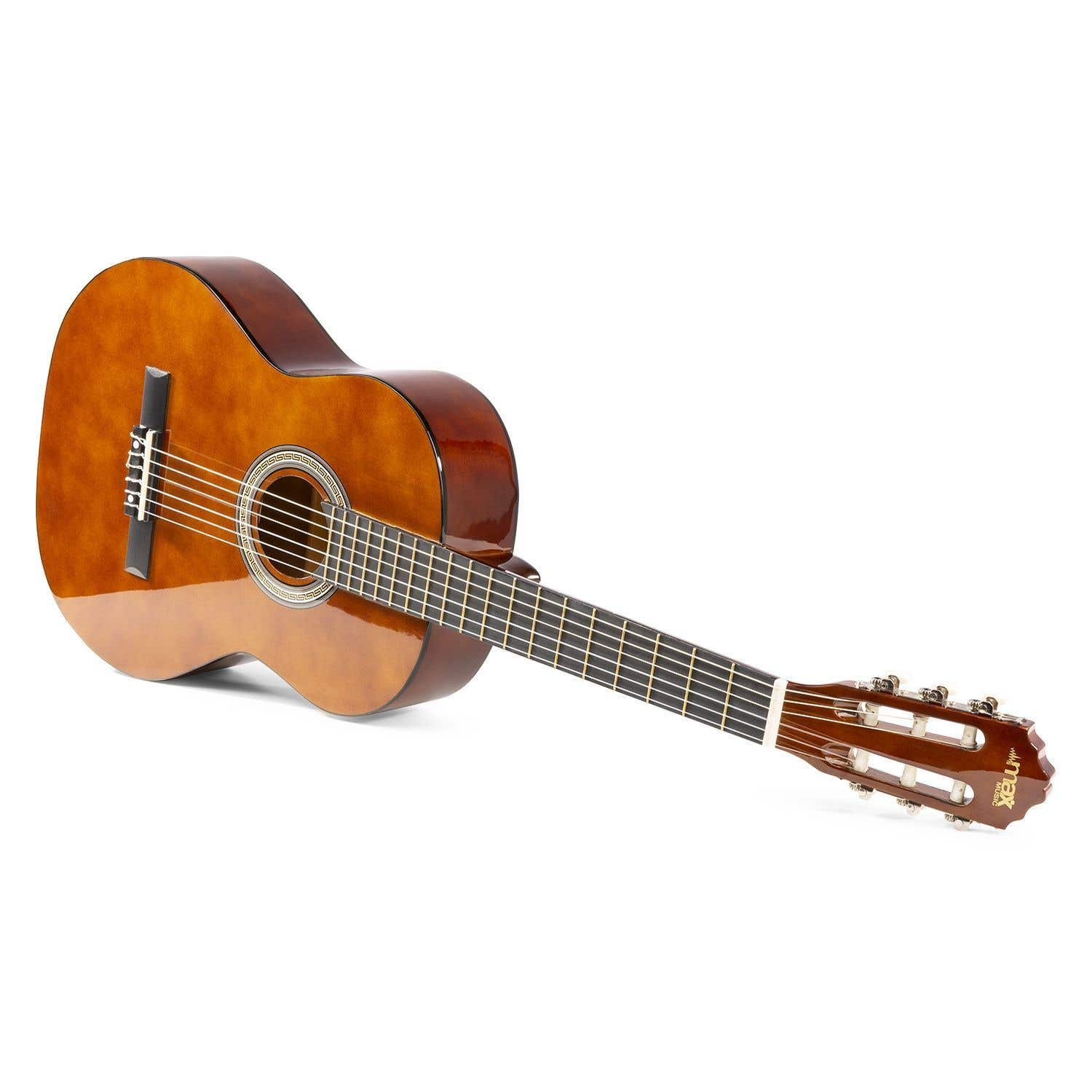 Braune Akustikgitarre auf Weiß. Nach links geneigt. Korpus und Hals der Gitarre sind sichtbar.