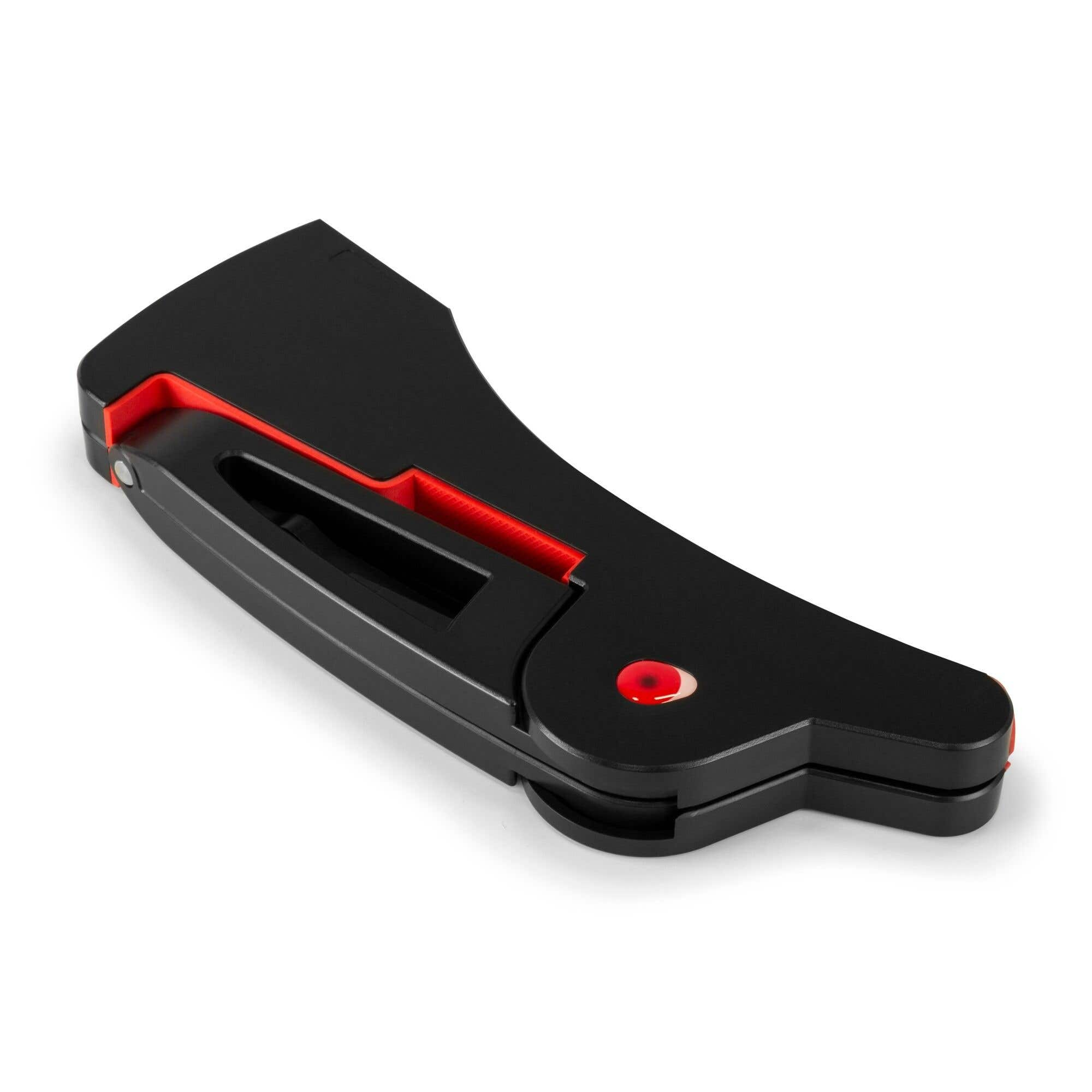 Appareil noir et rouge. Bouton rouge. Fond blanc.