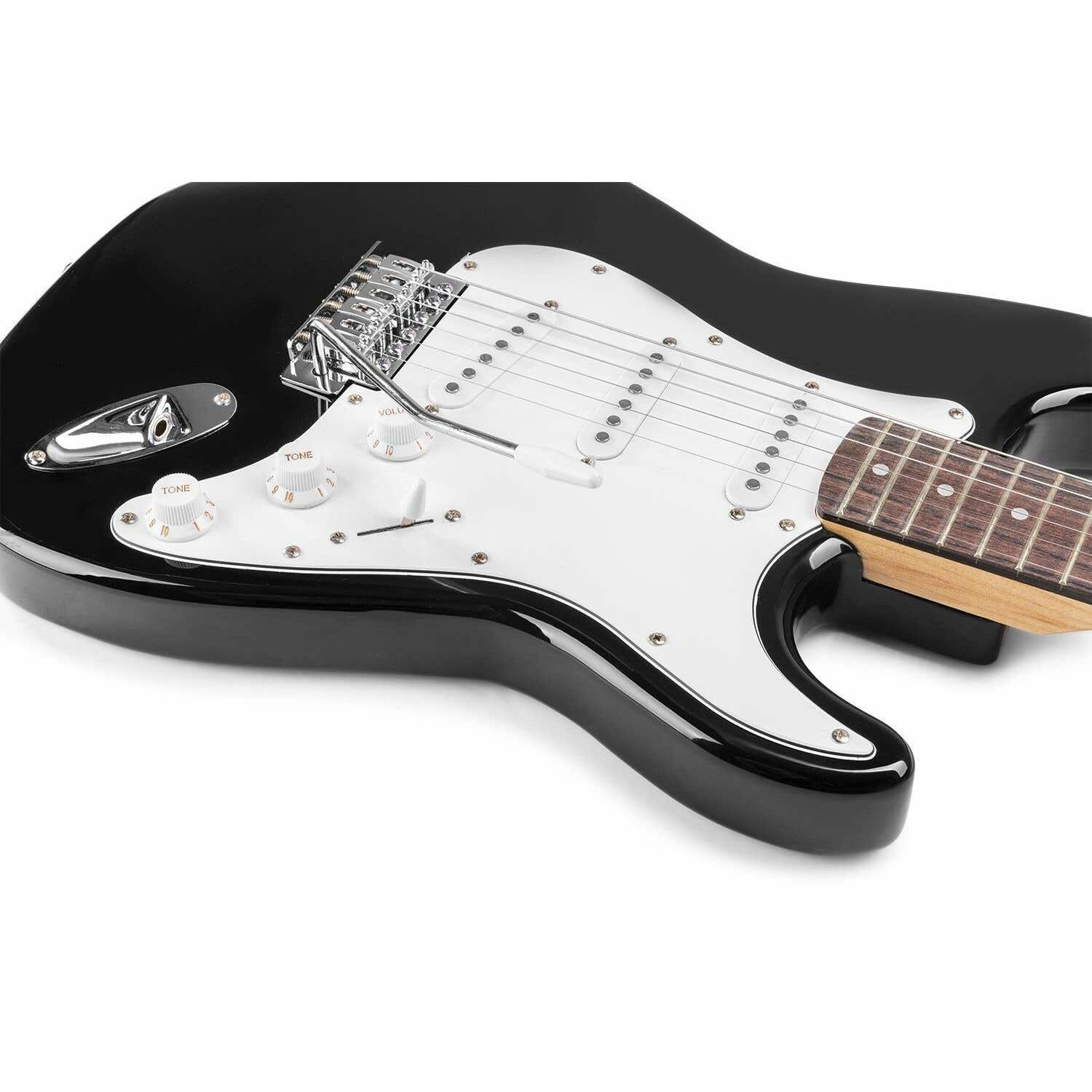 Nahaufnahme einer E-Gitarre. Schwarzer Korpus, weißes Schlagbrett. Weißer Hintergrund.
