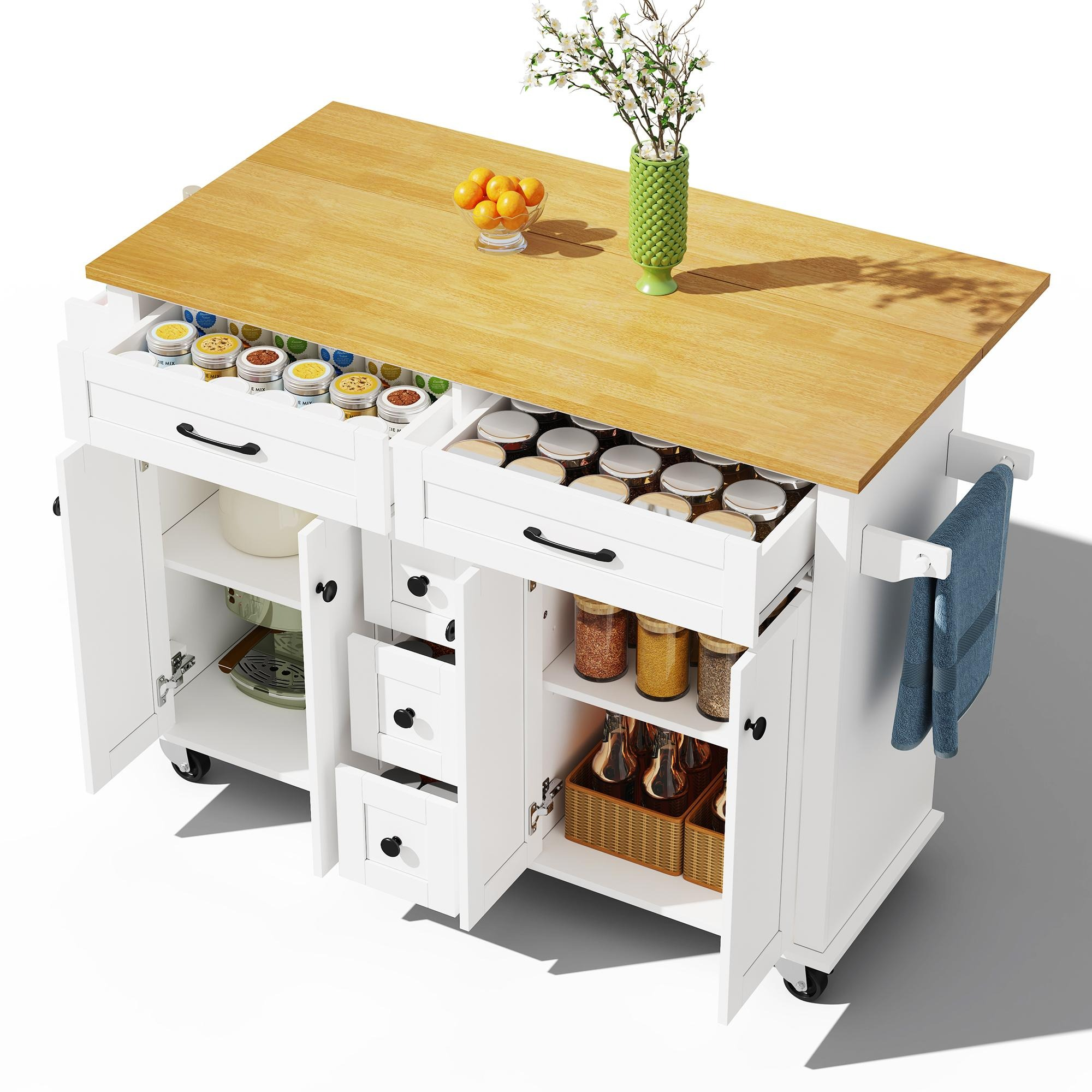 Eine weiße Kücheninsel mit Holzplatte, Schubladen, Schränken und offenem Stauraum, mit Blumen und Obst.