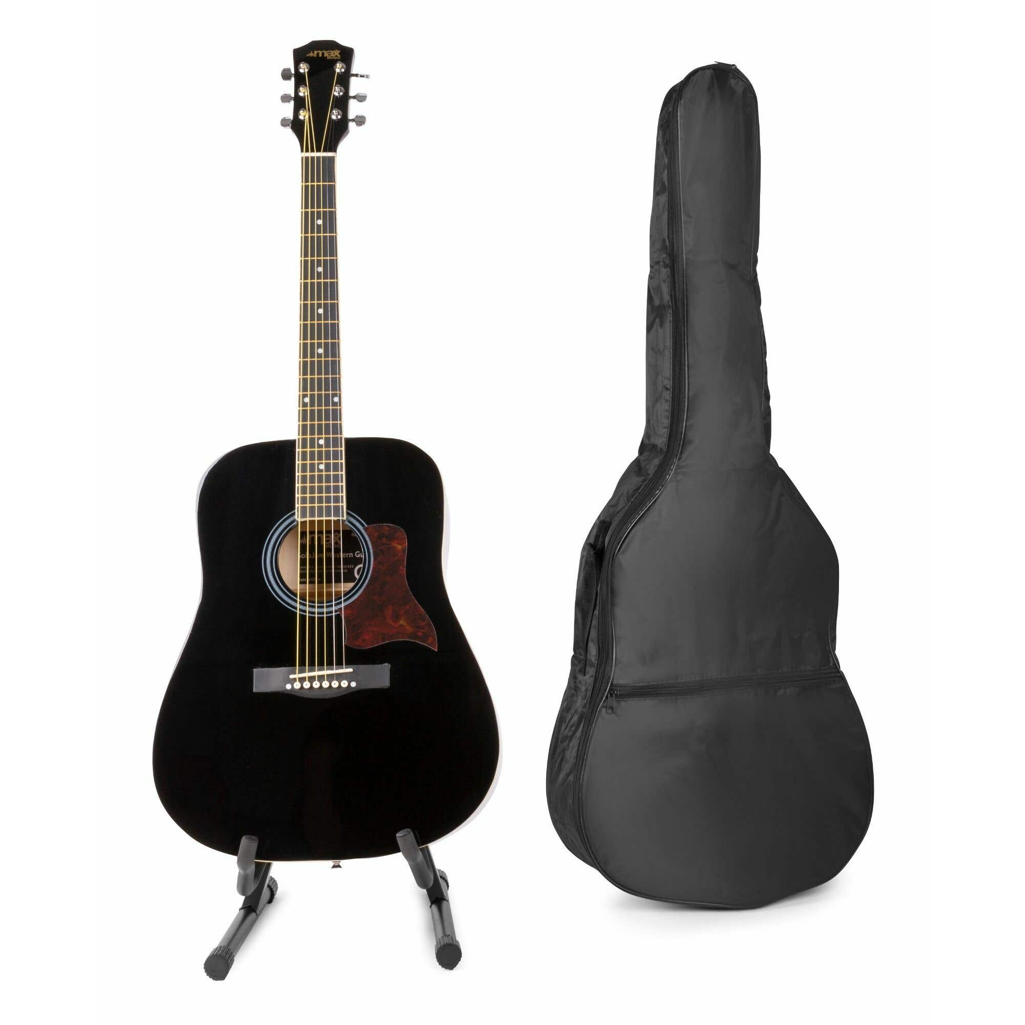 Zwarte akoestische gitaar op een standaard, met een zwarte koffer.