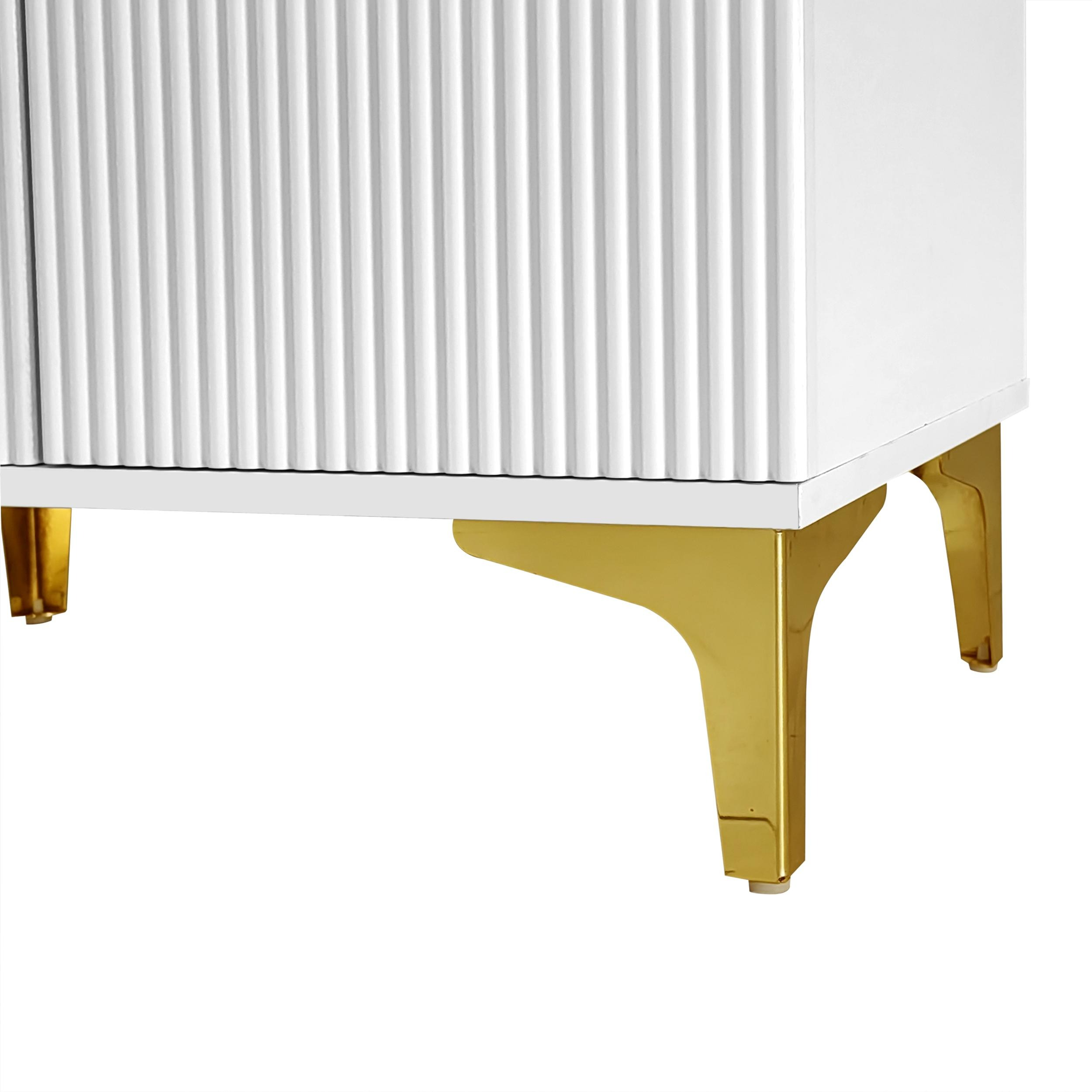 Ein weißer Schrank mit vertikalen Linien und goldenen Beinen, mit weißem Hintergrund. Das Design ist modern.