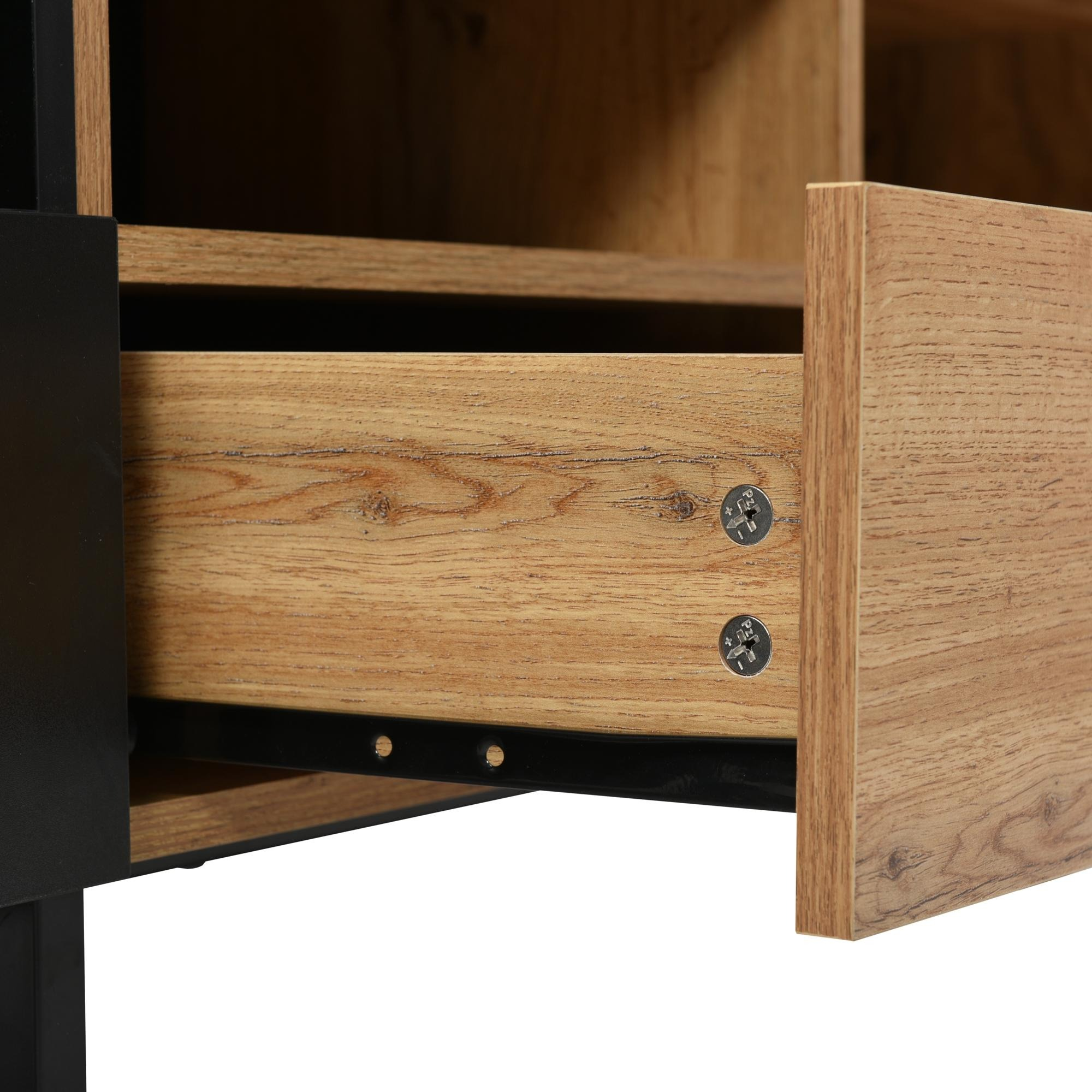 Nahaufnahme einer Holzschublade mit Metallführung, die Holzmaserung und Schrauben zeigt.