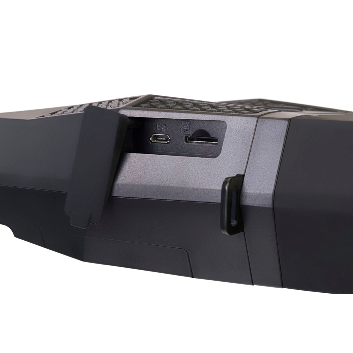 Nahaufnahme eines schwarzen Geräts mit USB- und SD-Karten-Anschlüssen. Ein schwarzer Riegel befindet sich links.