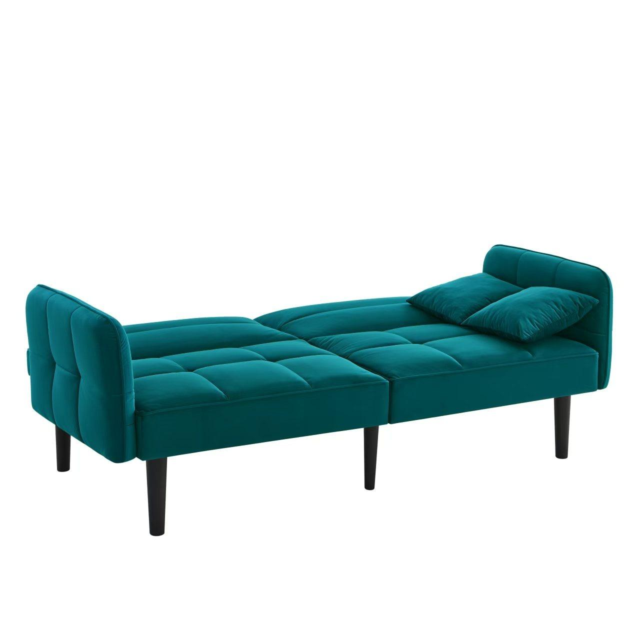 Ein türkisfarbenes Futon-Sofa, umwandelbar in ein Bett, mit zwei Kissen auf weißem Hintergrund.