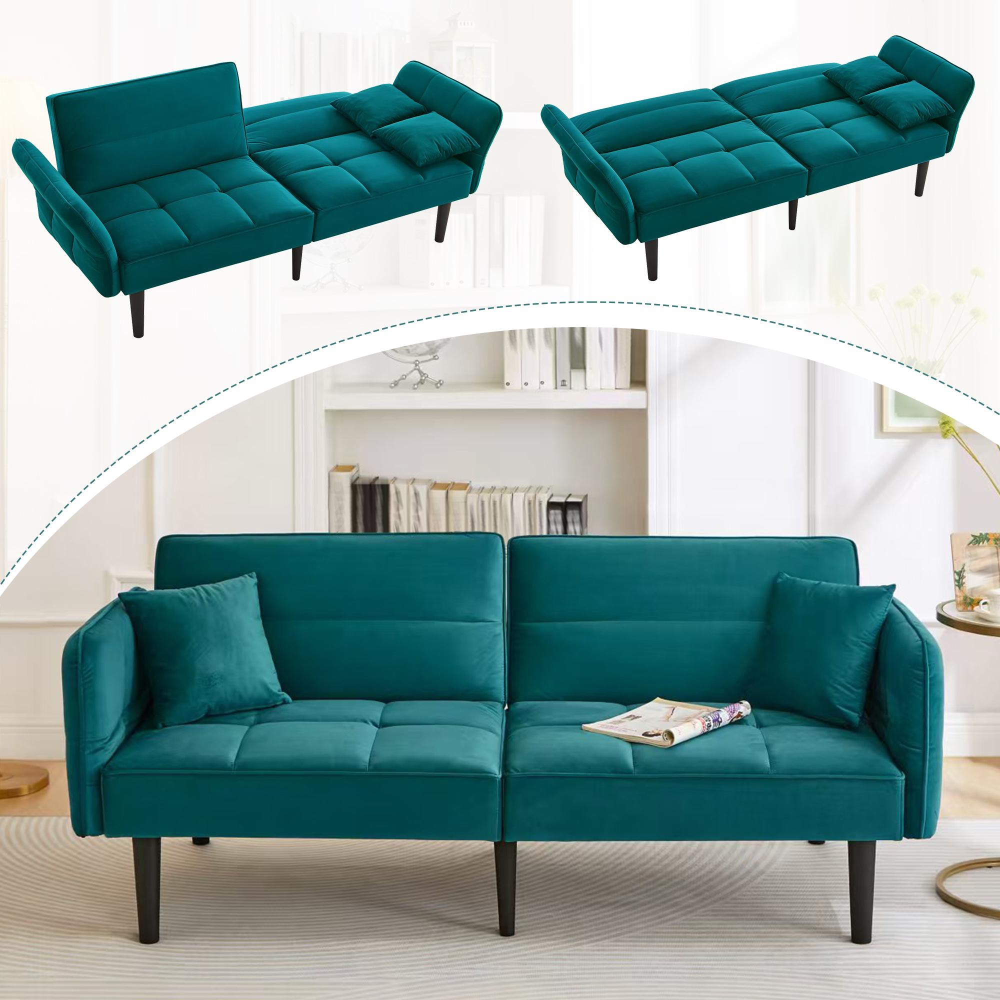 Ein türkisfarbenes Futon-Sofa in drei verschiedenen Positionen. Es befindet sich in einem Wohnzimmer mit weißem Bücherregal im Hintergrund.