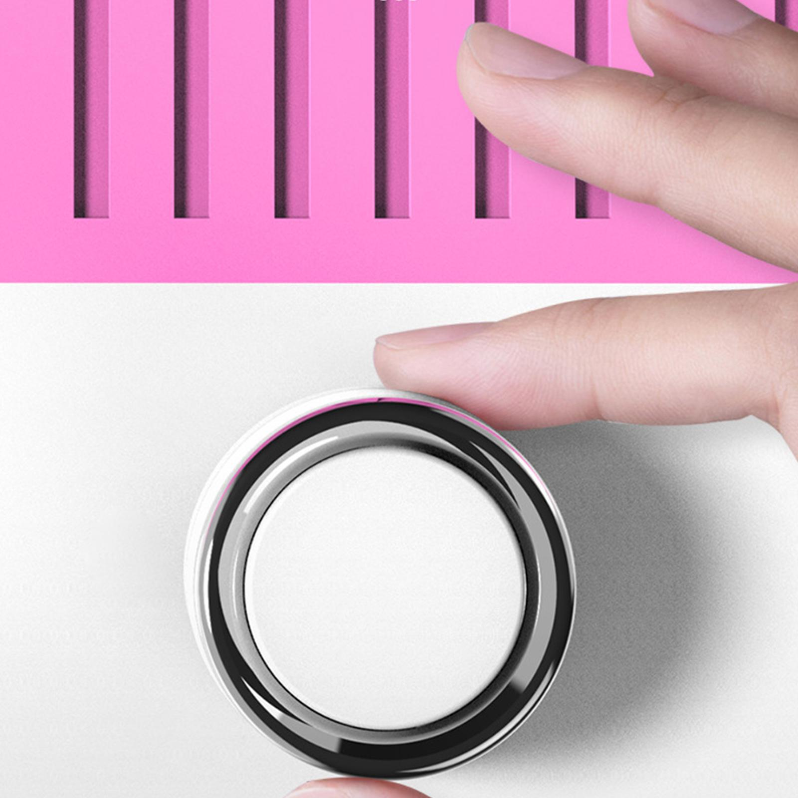 Nahaufnahme einer Hand, die einen Knopf auf einem weißen Gerät mit rosa Schlitzen drückt.