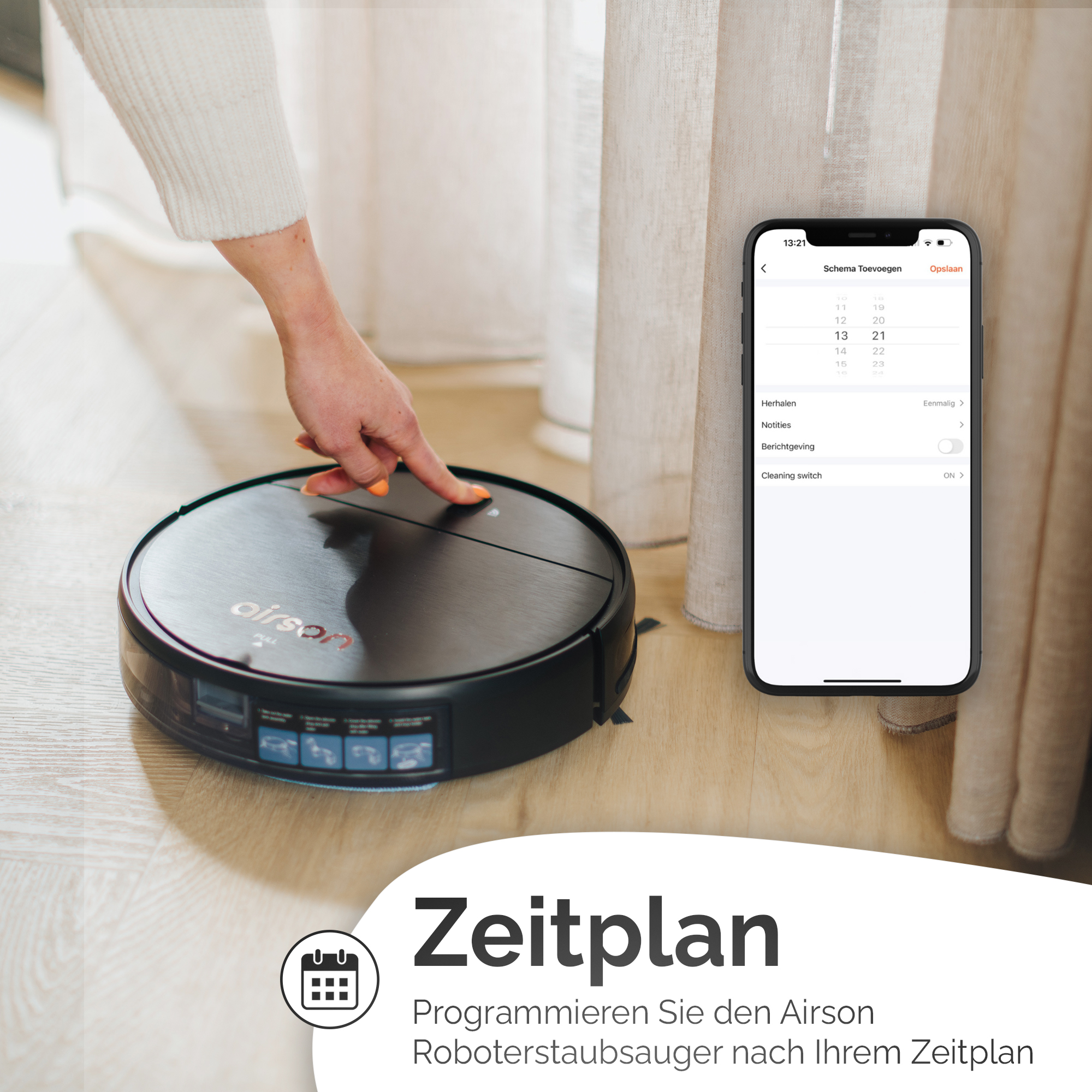 Hand berührt Roboterstaubsauger auf Holzboden, Telefon zeigt Zeitplan.