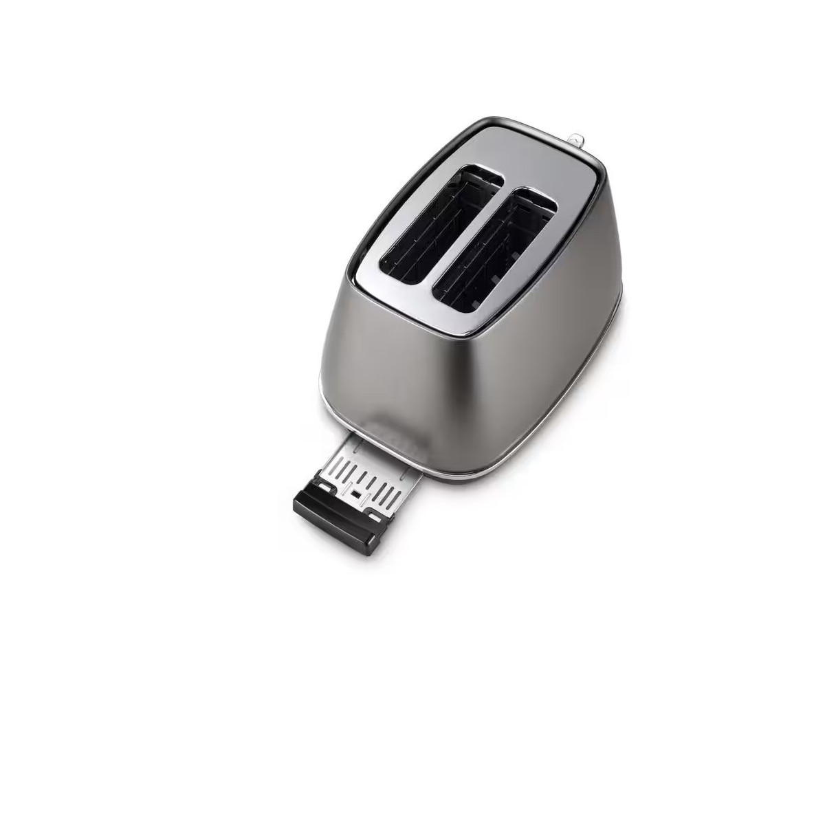 Ein silberner Toaster mit zwei Schlitzen, aus einem Winkel betrachtet, auf weißem Untergrund.
