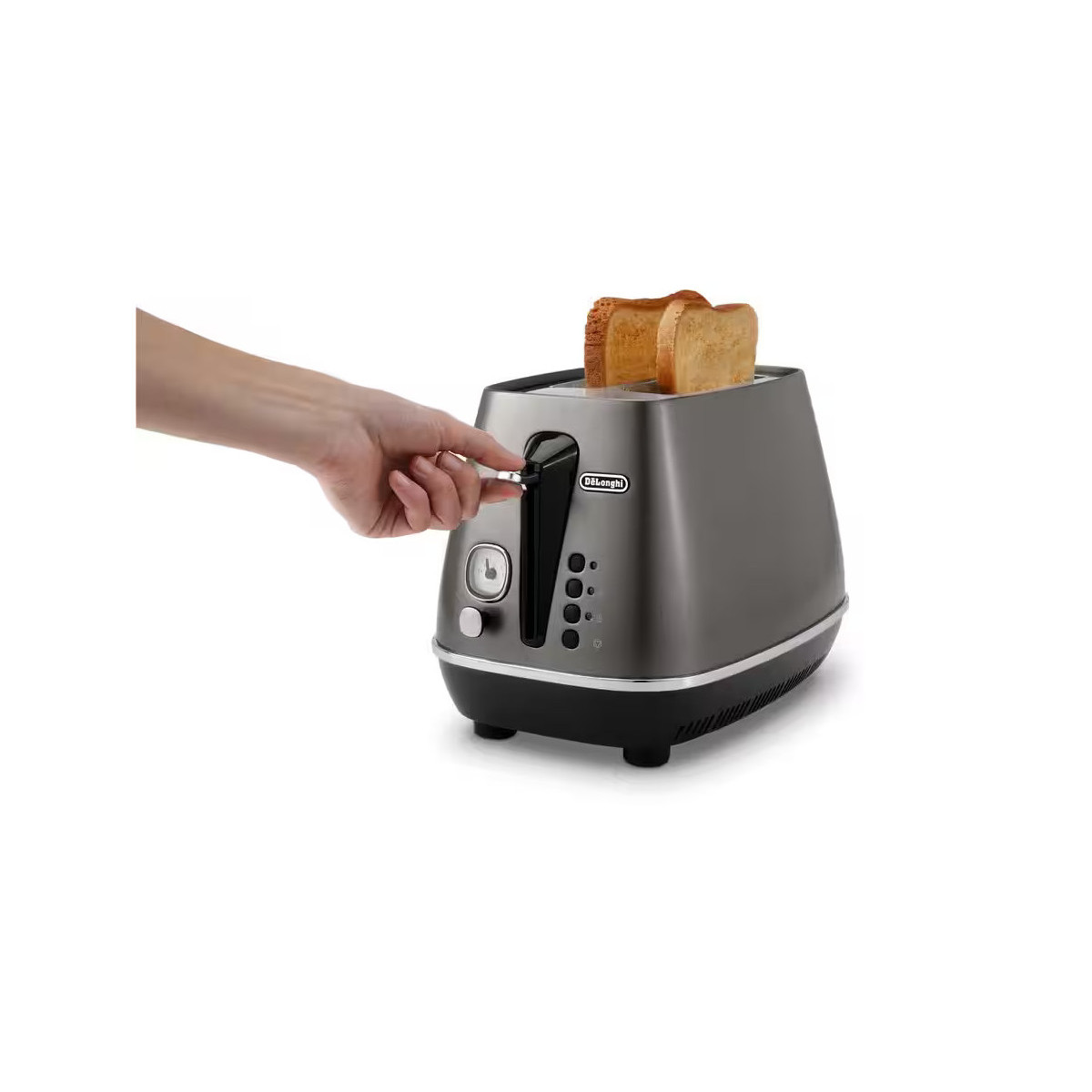 Eine Hand, die Brot in einen silbernen Toaster steckt, mit Bedienknöpfen an der Seite.