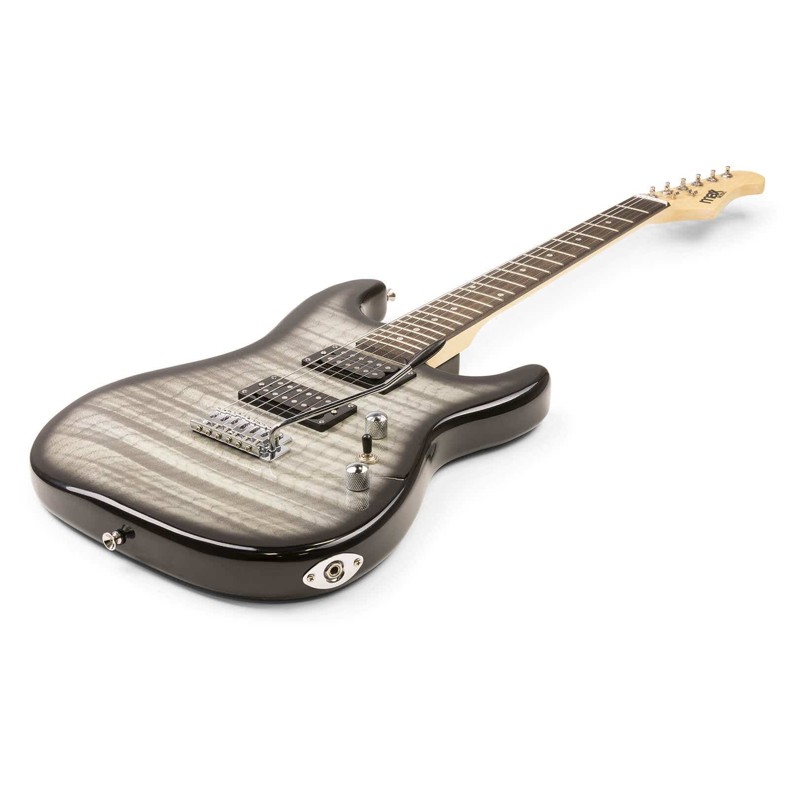Guitarra eléctrica en ángulo sobre blanco. El cuerpo es negro y gris con herrajes plateados.