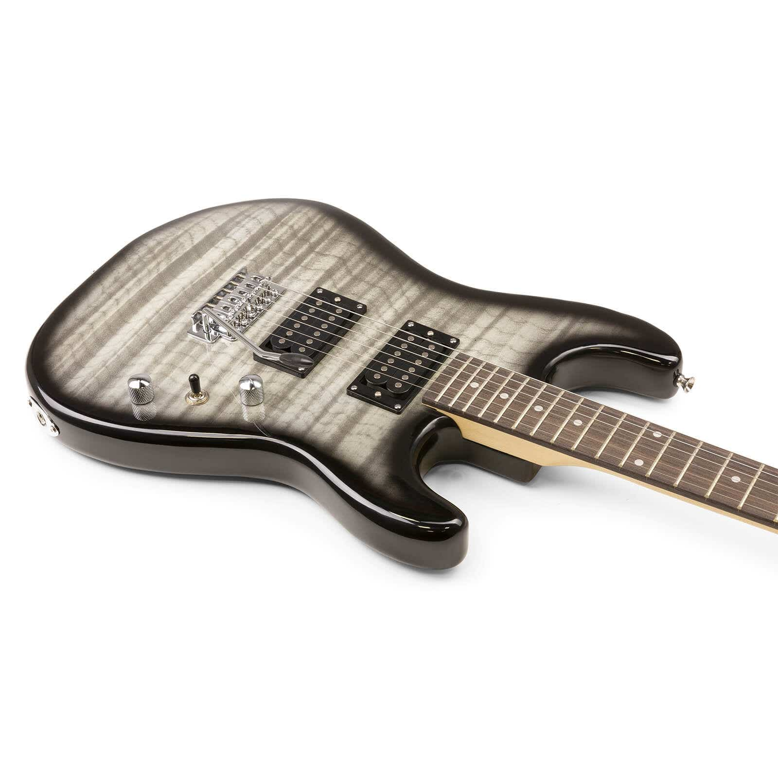 Una guitarra eléctrica gris y negra sobre un fondo blanco. La guitarra está en ángulo.