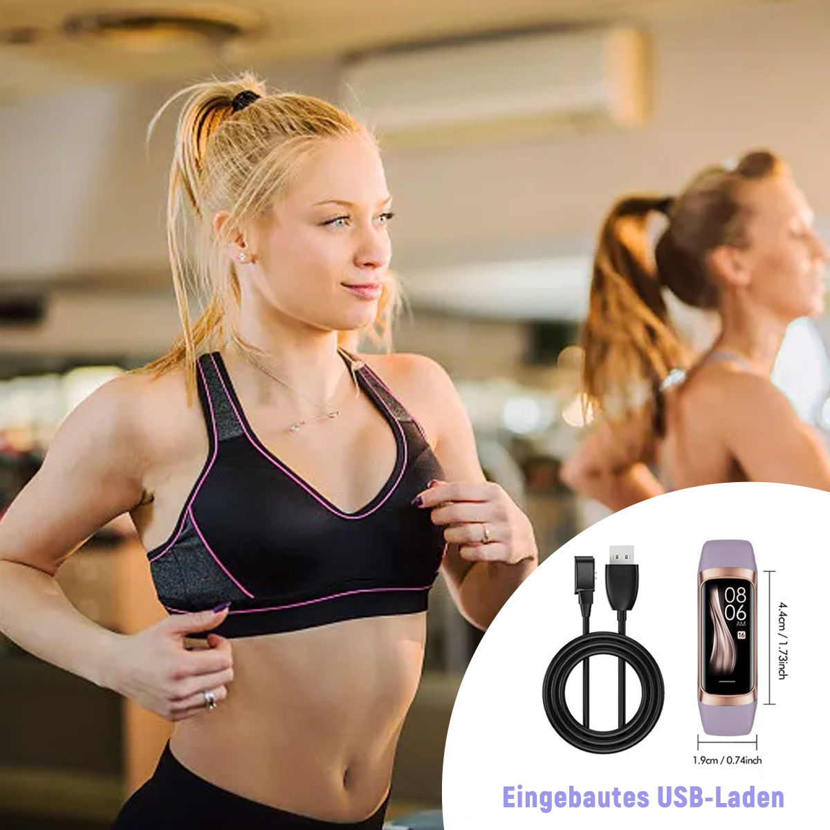 Eine Frau im Fitnessstudio mit Sport-BH, Smartwatch und Ladekabel. Eine andere Frau im Hintergrund.